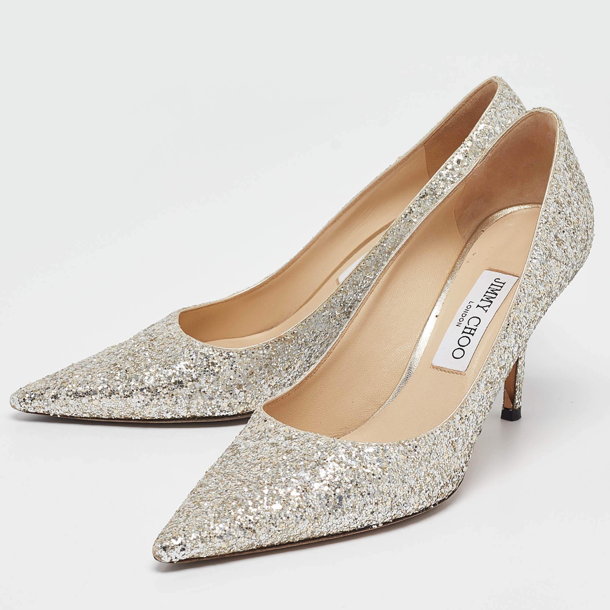 Ricoperte di glitter argento, adoriamo queste décolleté Jimmy Choo. Progettate per farsi notare, hanno una silhouette elegante e una buona vestibilità. Indossali sotto le maxi gonne per un tocco di glamour o lasciali brillare con gli orli tagliati.