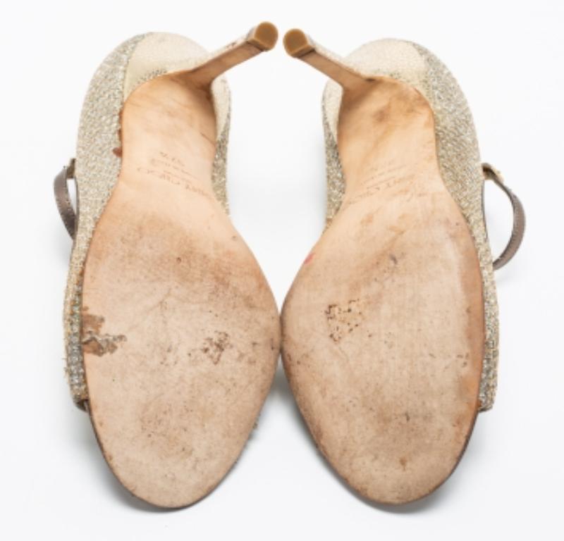 In diesen Mary Jane-Pumps von Jimmy Choo sehen Sie nicht weniger als eine Diva aus. Sie sind aus silber-goldenem Glitzer und Leder gefertigt und innen mit Leder gefüttert. Dieses schimmernde Paar hat 10 cm hohe Absätze und Schnallenverschlüsse. Sie