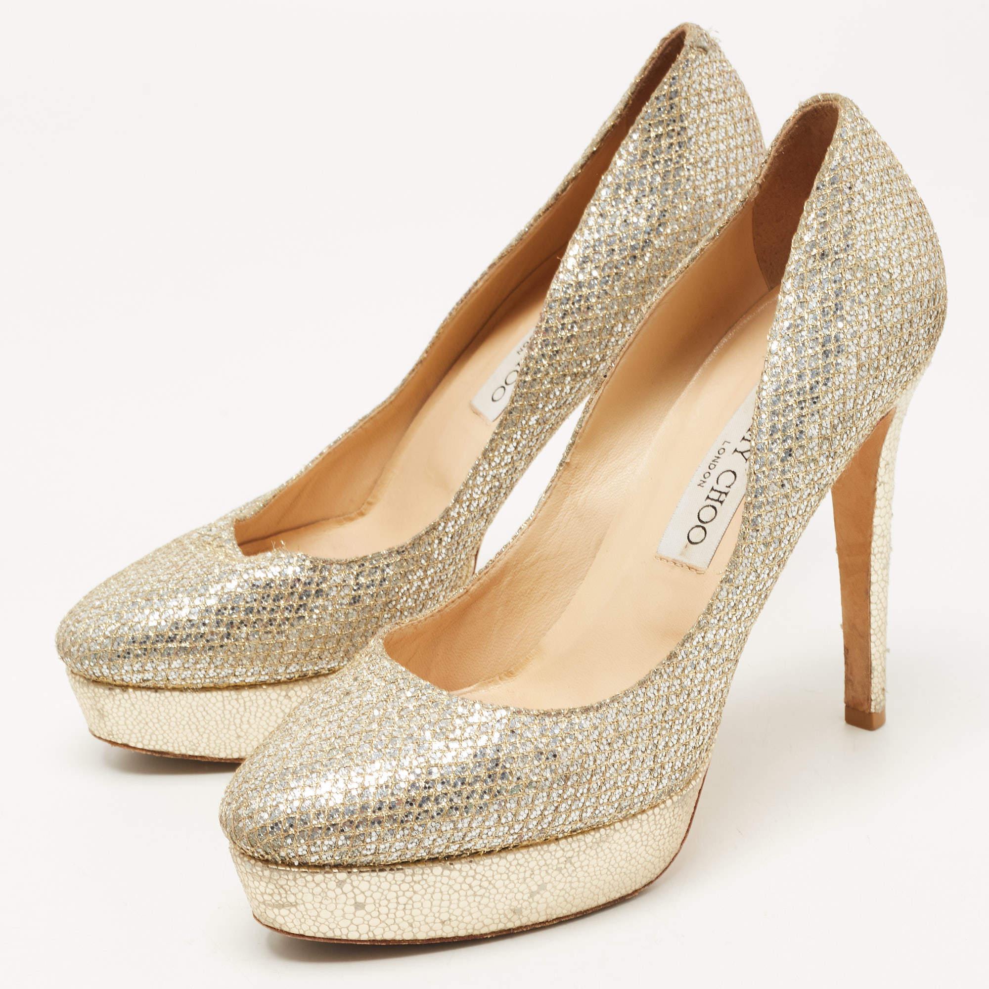 Silhouette intemporelle  Cette paire d'escarpins est simple et élégante à la fois. Avec une nuance de classe   il est doté de semelles résistantes et d'une assise plantaire confortable.