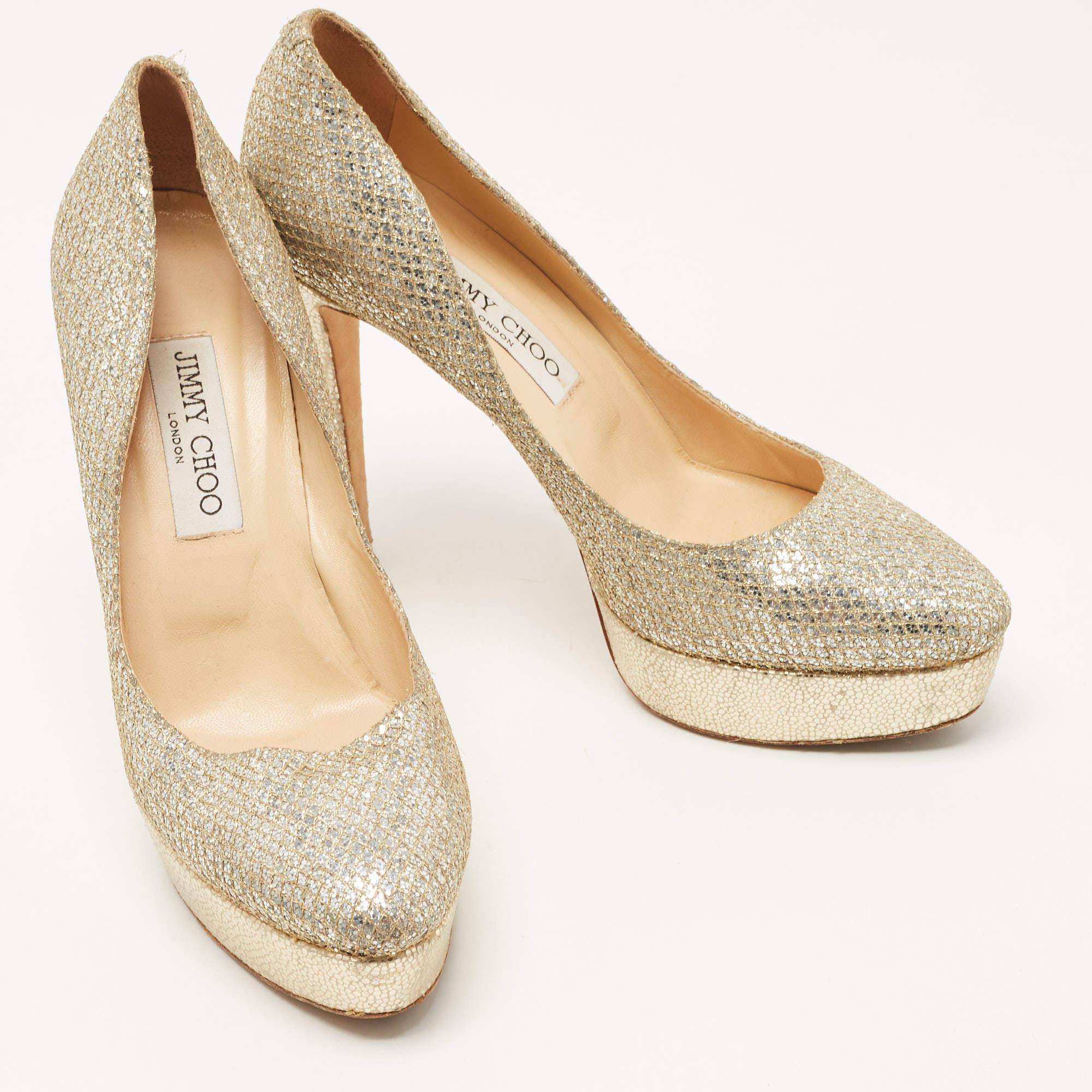 Jimmy Choo escarpins Alex à plateforme en tissu lurex argenté/or, taille 39 Bon état - En vente à Dubai, Al Qouz 2