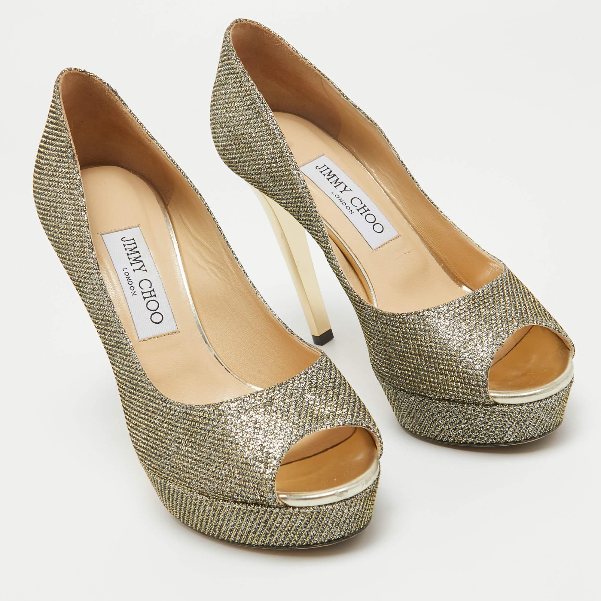 Jimmy Choo Silver/Gold Lurex Fabric Dahlia Peep Toe Pumps Size 38 In Excellent Condition For Sale In Dubai, Al Qouz 2