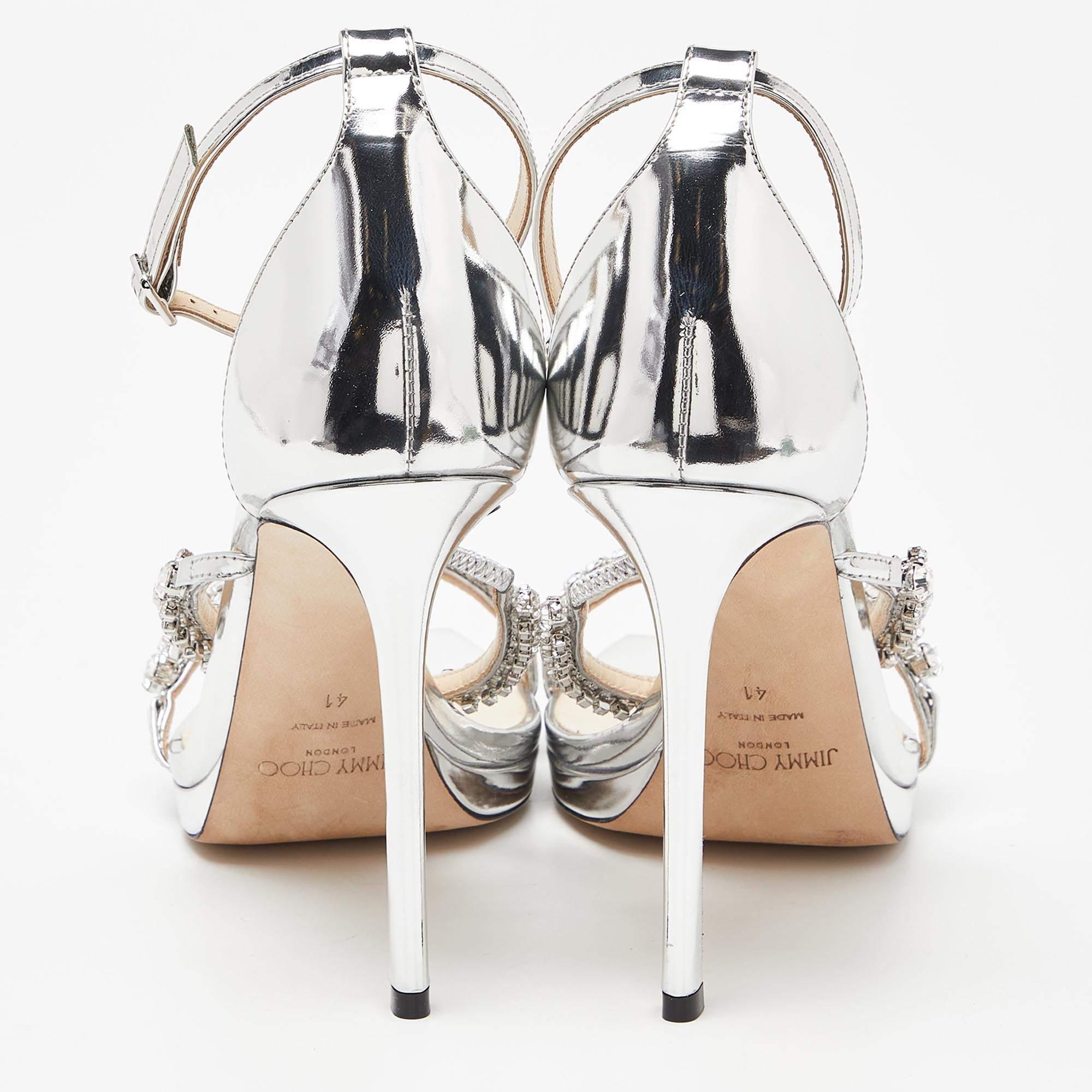 Jimmy Choo Silberne Sandalen aus laminiertem Leder mit Kristallverzierung und Knöchelriemen Größe Damen im Angebot
