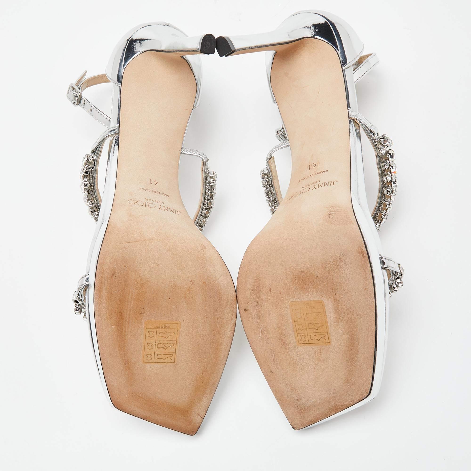 Jimmy Choo Silberne Sandalen aus laminiertem Leder mit Kristallverzierung und Knöchelriemen Größe im Angebot 1