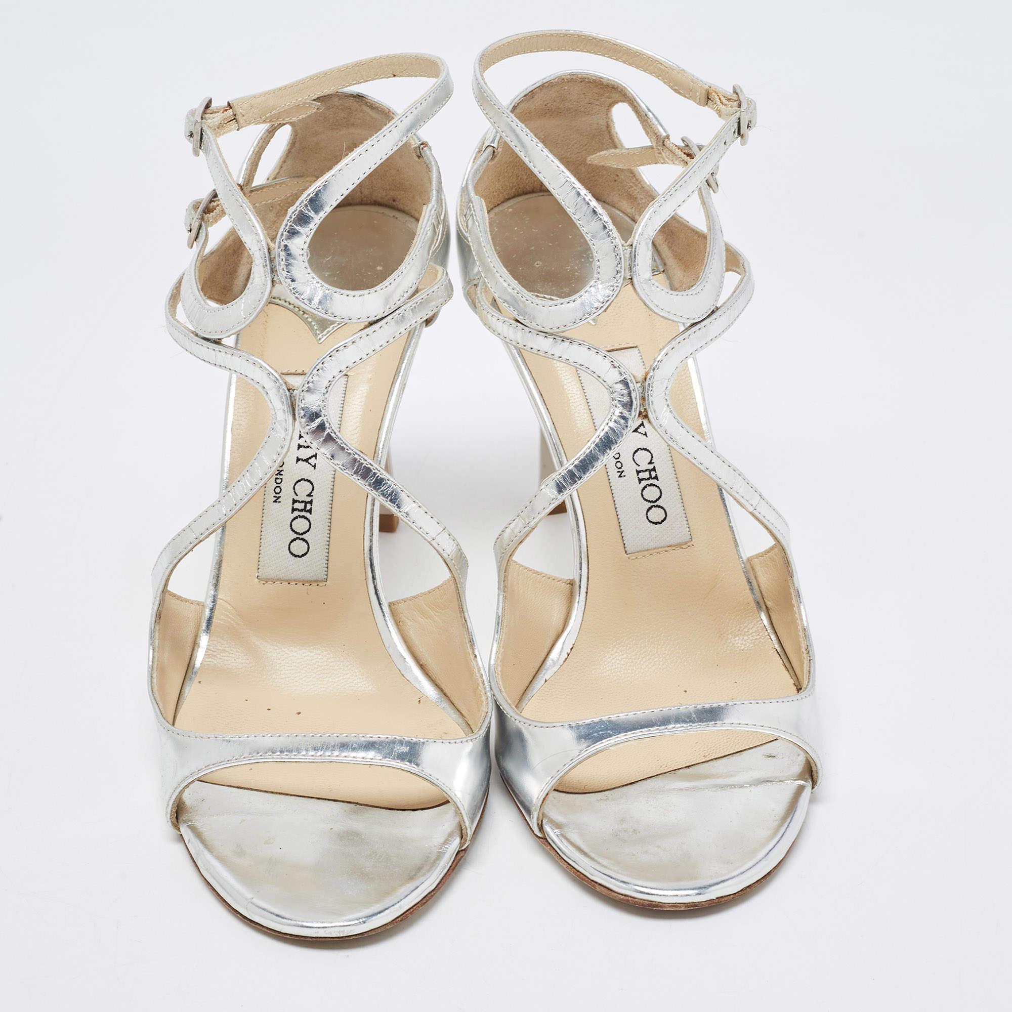 Estas sandalias enmarcarán sus pies de forma elegante. Fabricados con materiales de calidad, presentan un diseño elegante y unas plantillas cómodas.

Incluye: Funda guardapolvo original, caja original


