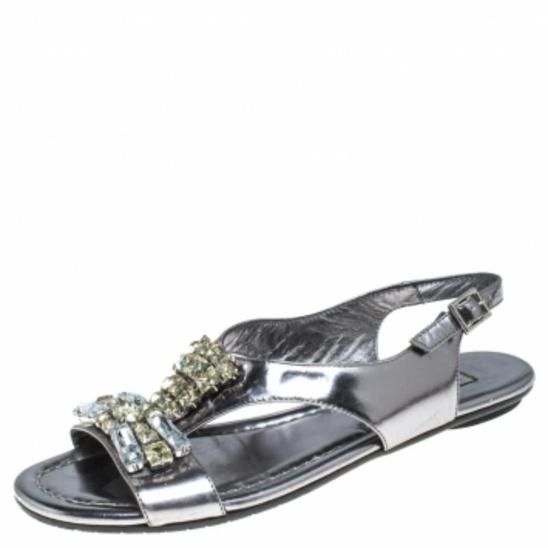 Sie werden es lieben, in diesen Flats von Jimmy Choo zu laufen, denn sie sind stilvoll und modern. Das Oberteil aus Lackleder und die Schnallen-Slingbacks sind mit Kristallverzierungen versehen. Sie sind perfekt für einen lässigen Stil.