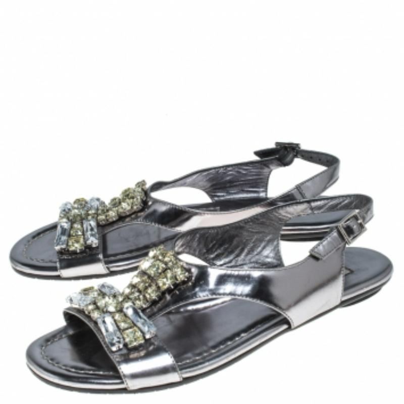 Jimmy Choo Silber Metallic Kristall Lackleder Slingback Flache Sandalen Größe 36 im Zustand „Gut“ im Angebot in Dubai, Al Qouz 2