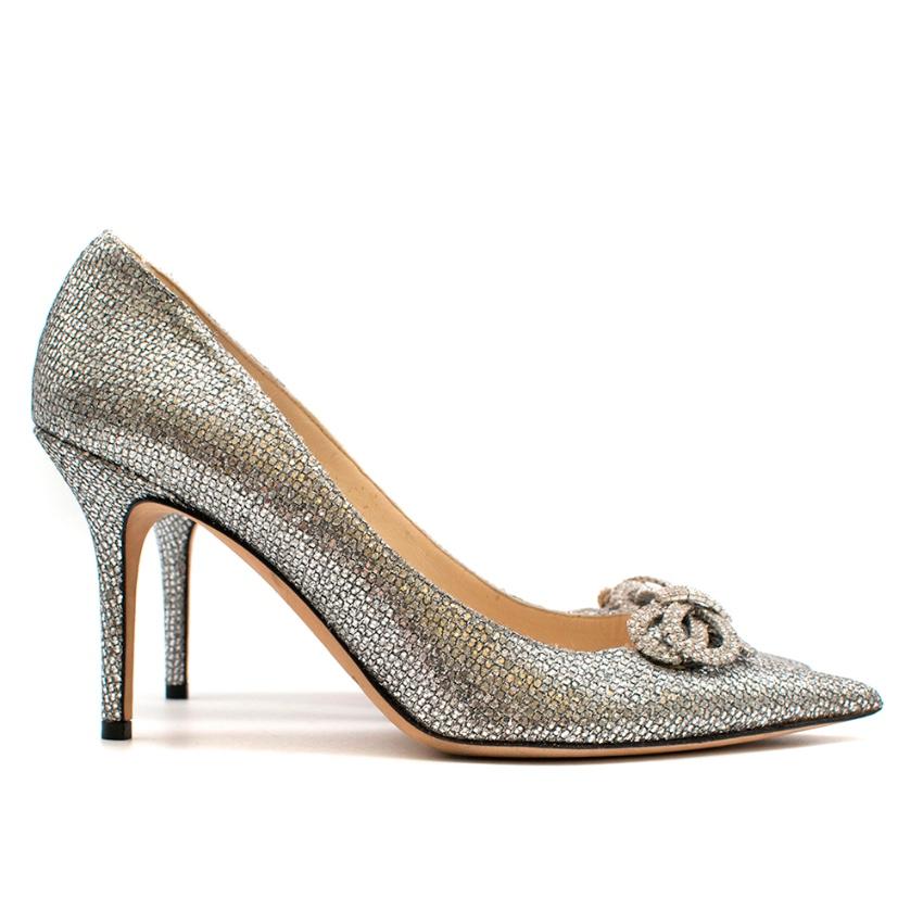 Jimmy Choo Silver Samba Glitter Bow Pumps

- Pointed toe 
- Bow Embellishment at Toe 
- Slip on pump
stiletto heel 
- branding to insole 
- soft leather insole 

Made in Italy 

Please note, these items are pre-owned and may show signs of being