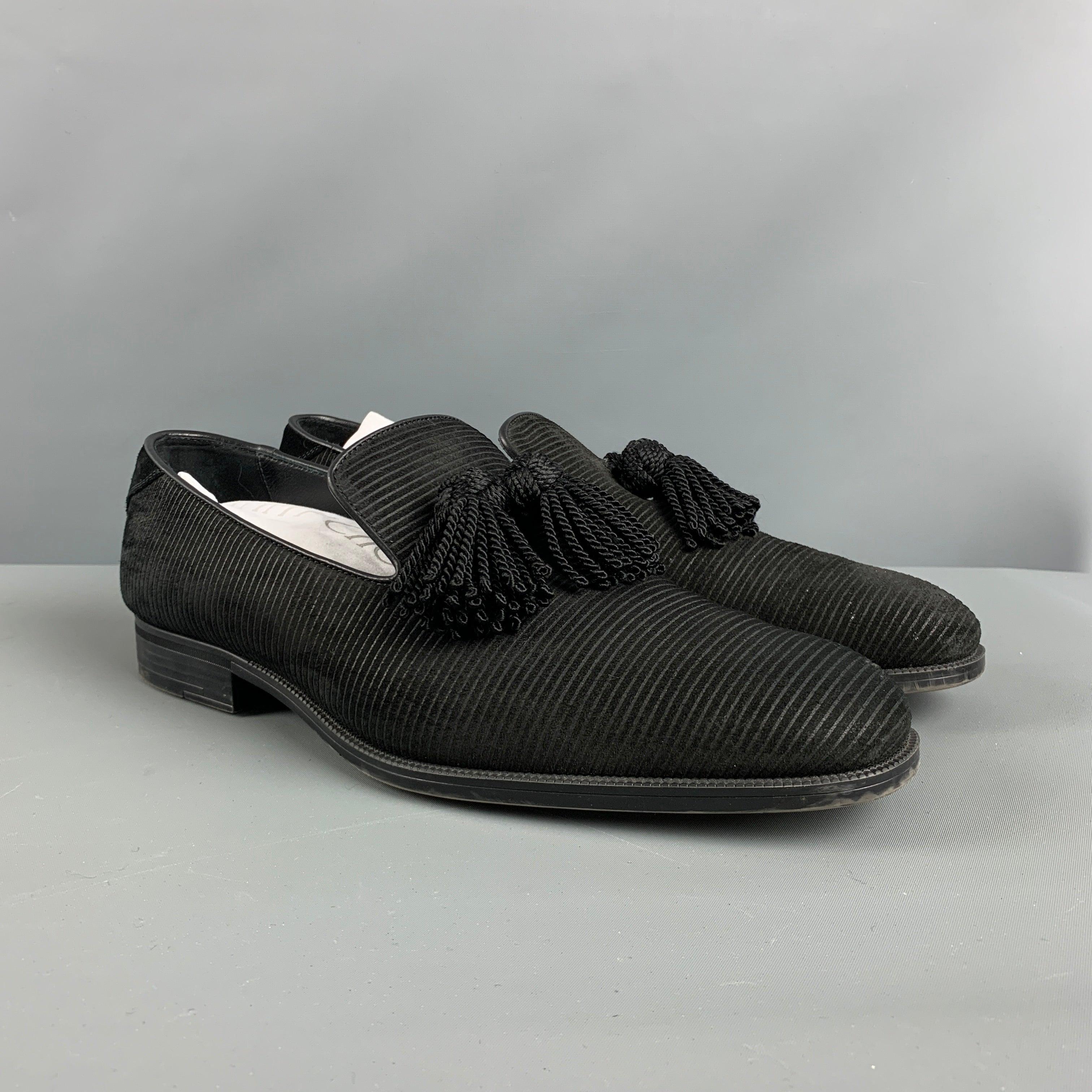 JIMMY CHOO Loafer aus schwarzem Wildleder mit Streifen, Slip-on-Stil und Quastendetails vorne. Wird mit Staubbeutel geliefert. Hergestellt in Italien. Sehr guter gebrauchter Zustand. 

Markiert:   43 1/2Außensohle: 12 Zoll  x 4,25 Zoll 
  
  
