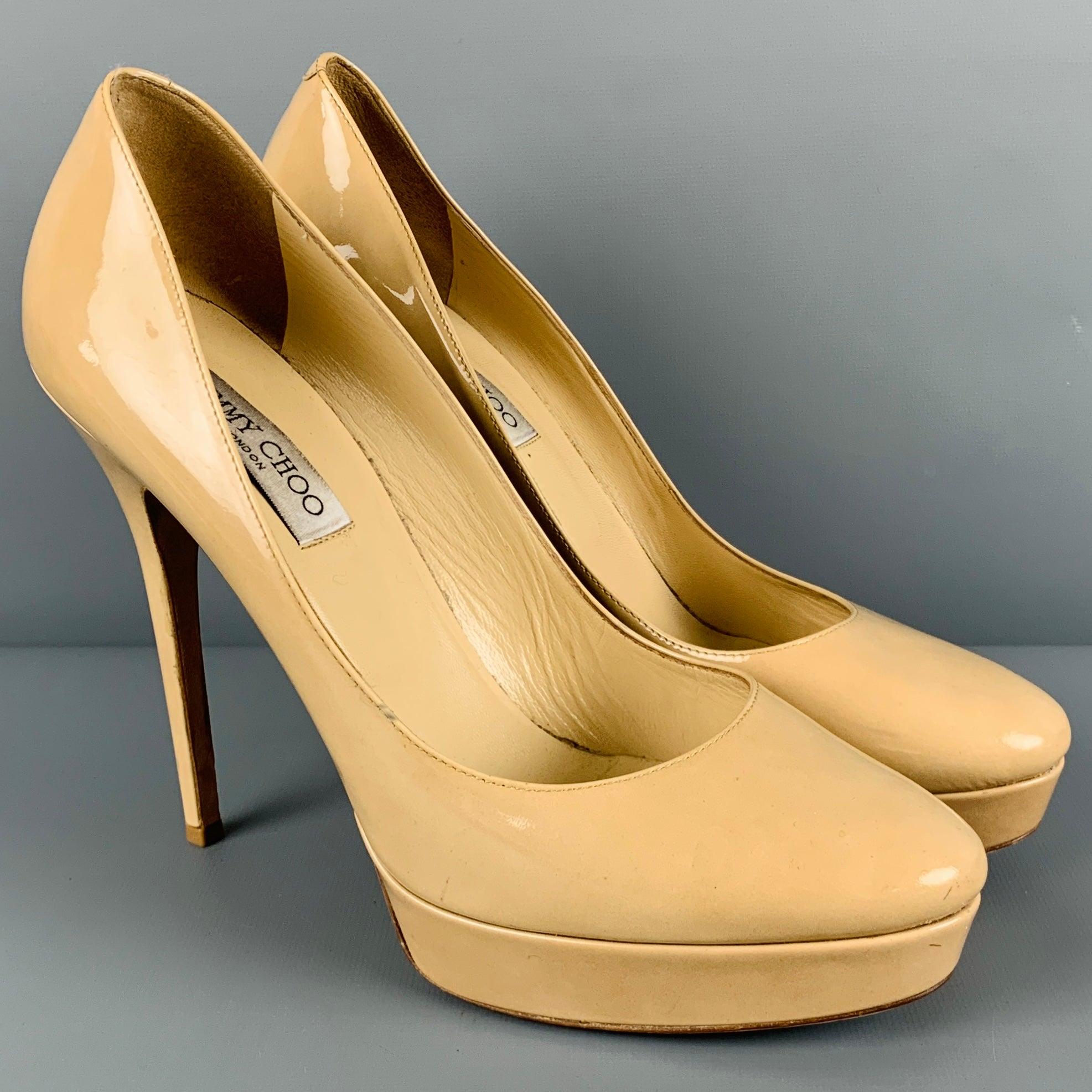 JIMMY CHOO pumps
in a beige patent leather fabric featuring a platform style, and slip on closure. Made in Italy.Good Pre-Owned Condition. Moderate marks, as is. Please check photos. 

Marked:   42 

Measurements: 
  Platform: 0.75 inches Heel: 5.25