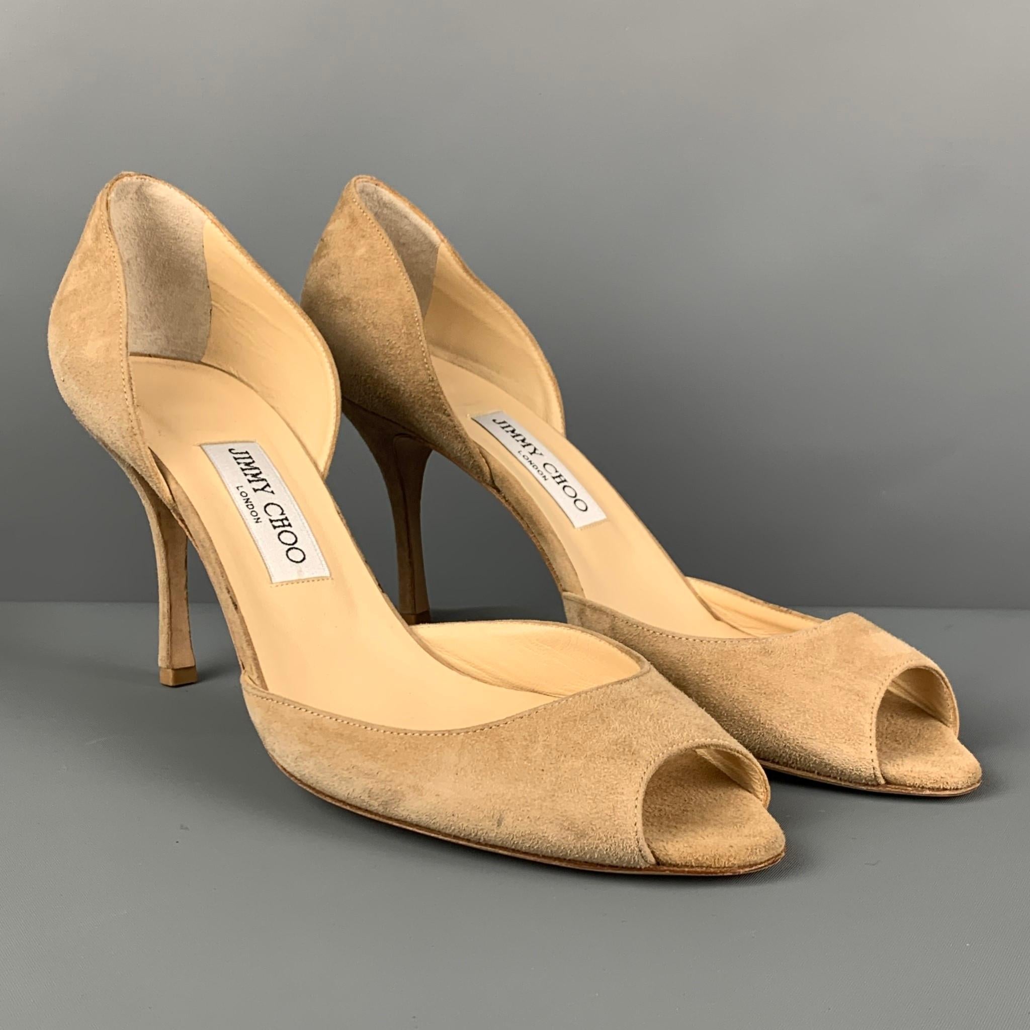 JIMMY CHOO pumps comes in a taupe suede featuring a open toe and a stacked heel. Made in Italy. 

Very Good Pre-Owned Condition.
Marked: 43

Measurements:

Heel: 4 in.
