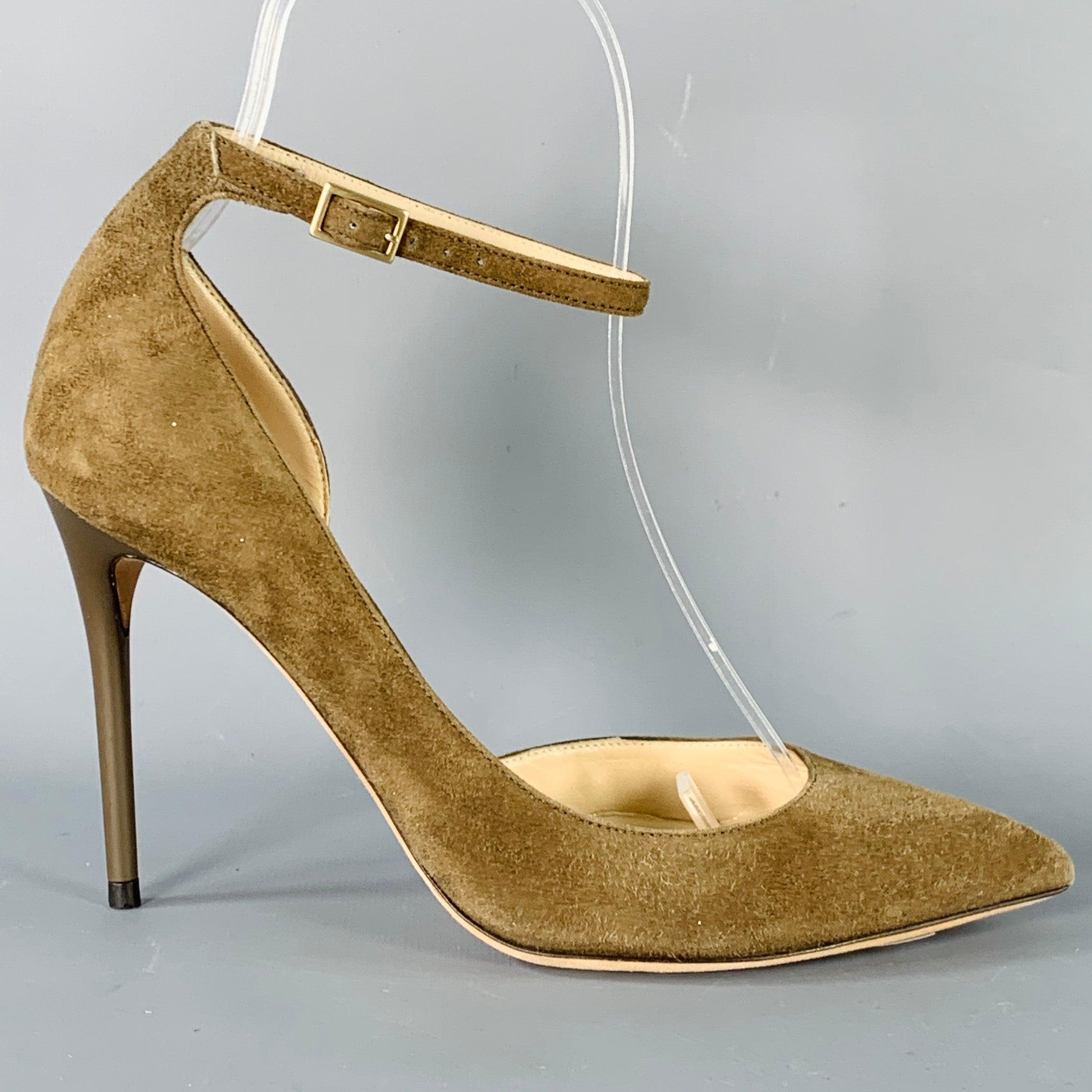 Décolleté Jimmy Choo
in pelle scamosciata marrone taupe con stile D'Orsay, tacco a spillo e chiusura con cinturino alla caviglia. Made in Italy.Ottime condizioni di usato. Lievi segni di usura. 

Contrassegnato:   IT 34,5 

Misure: 
  Tacco: 3.5