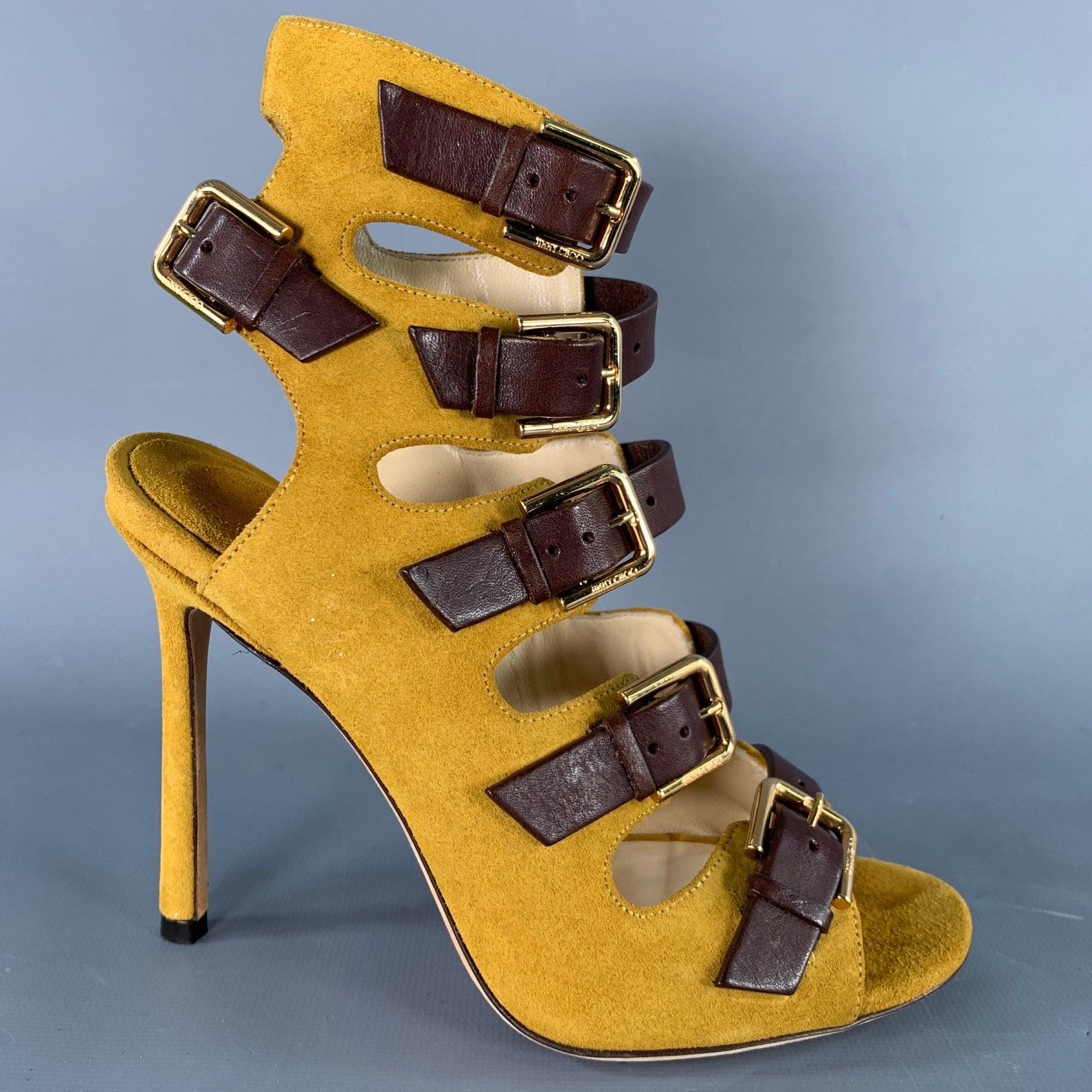 Stivali Jimmy Choo
in pelle scamosciata gialla, stile gabbia con cinturini in pelle marrone, tacco a spillo e chiusura con fibbie in metallo dorato. Made in Italy.Ottime condizioni di usato. Segni minori. 

Contrassegnato:   IT 34,5 

Misure: 
 