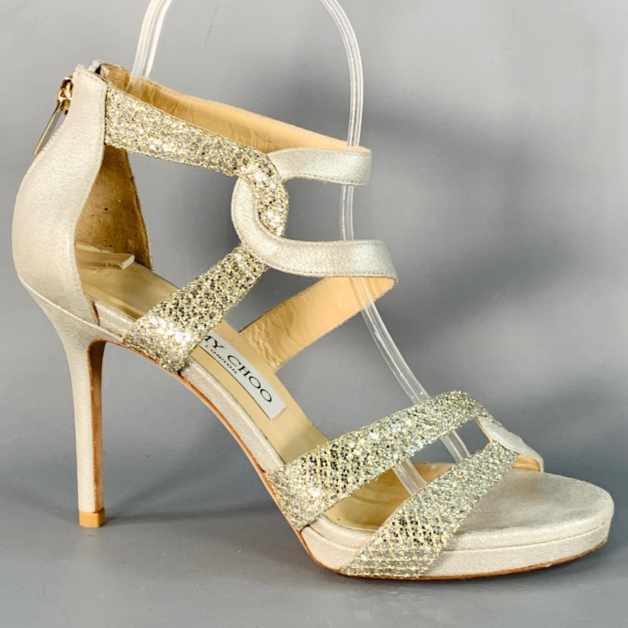 Sandales à plateforme JIMMY CHOO
en cuir gris et argenté pailleté, avec un design à lanières, un talon aiguille et une fermeture à glissière au dos. Fabriqué en Italie. Très bon état. 

Marqué :   IT 36,5 

Mesures : 
  Talon : 3.75 pouces