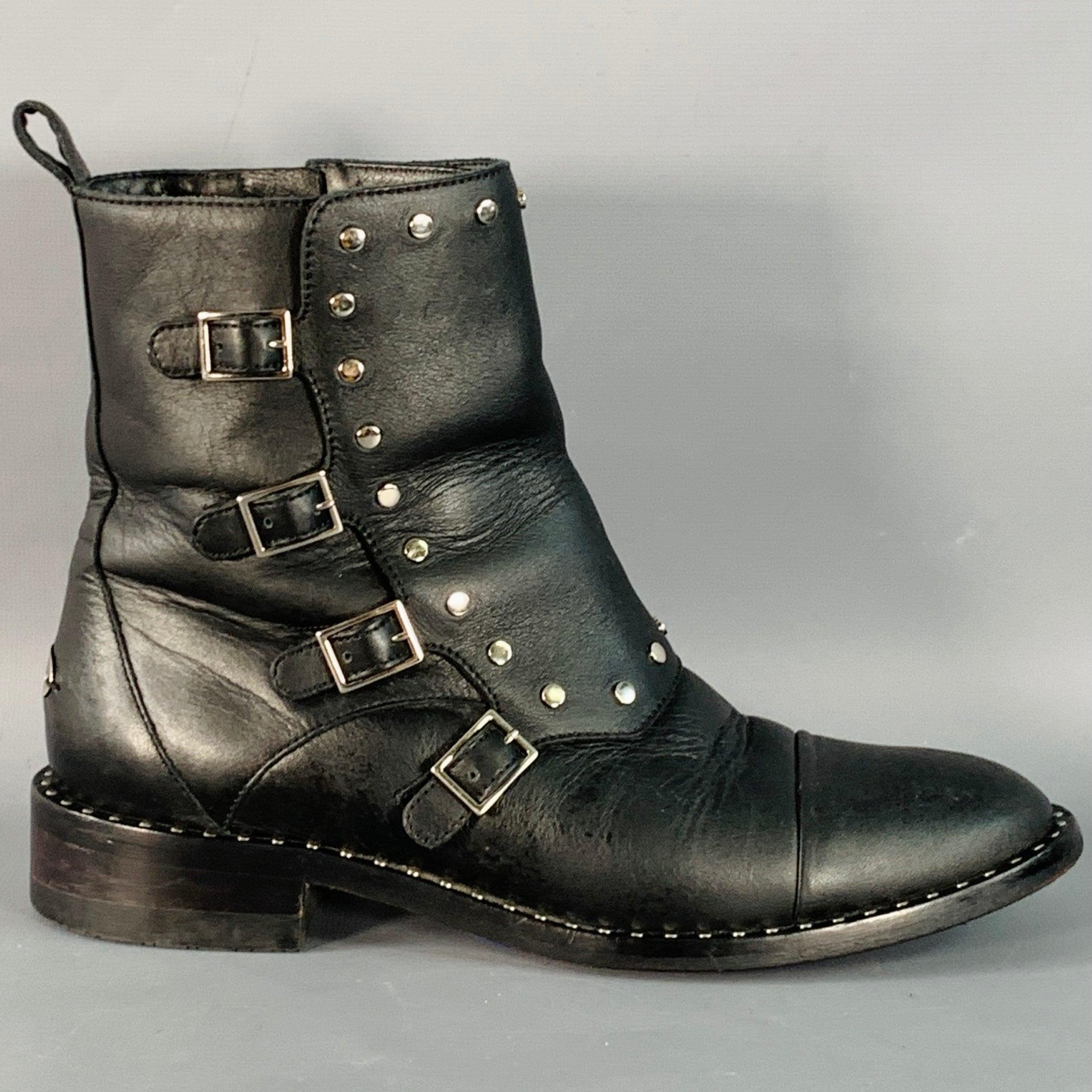 Bottines JIMMY CHOO
en cuir noir, avec des clous en métal argenté, quatre boucles en métal argenté et une fermeture à glissière sur le côté. Fabriqué en Italie. Bon état d'usage. Plis modérés et signes d'usure au niveau des orteils. 

Marqué :   IT