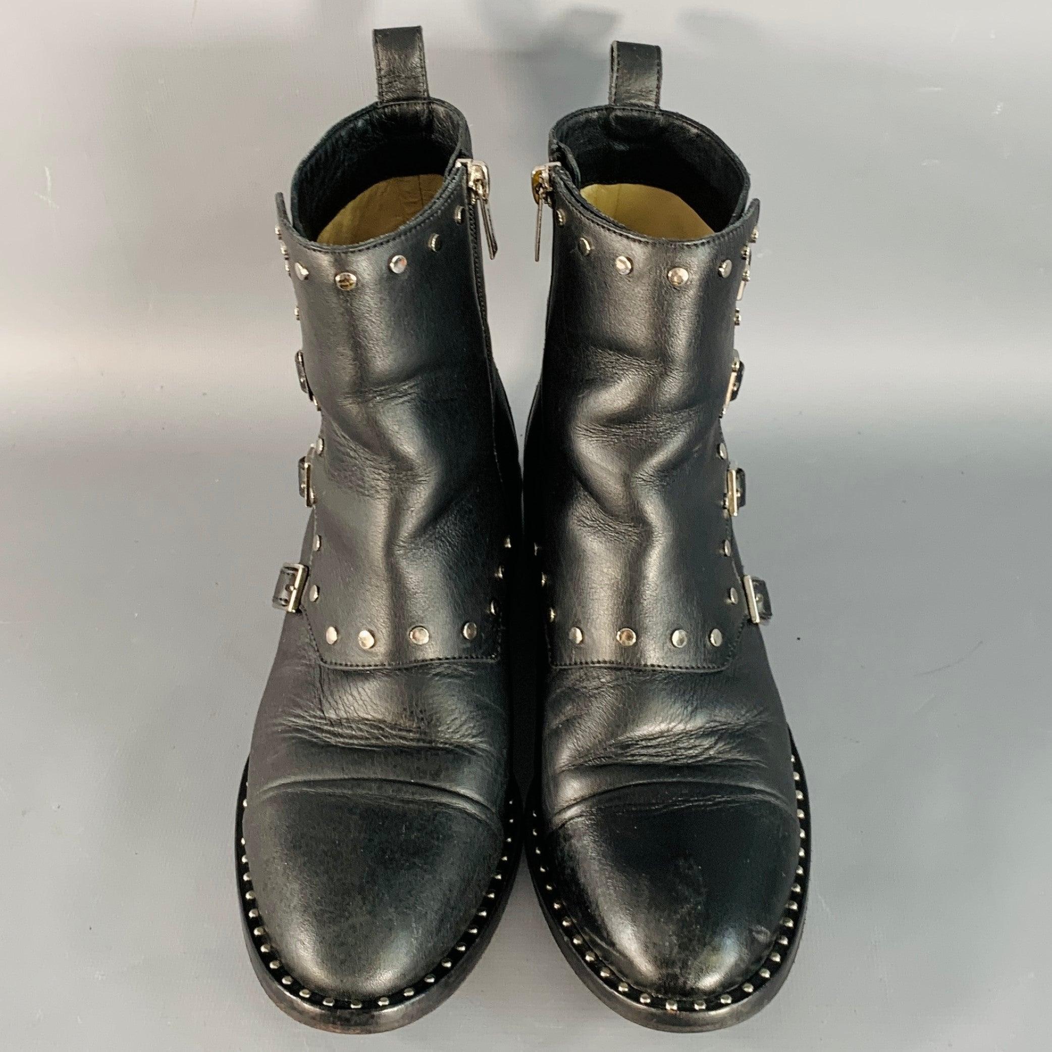JIMMY CHOO Taille 7.5 Bottes en cuir noir clouté avec ceinture et fermeture à glissière latérale Bon état - En vente à San Francisco, CA