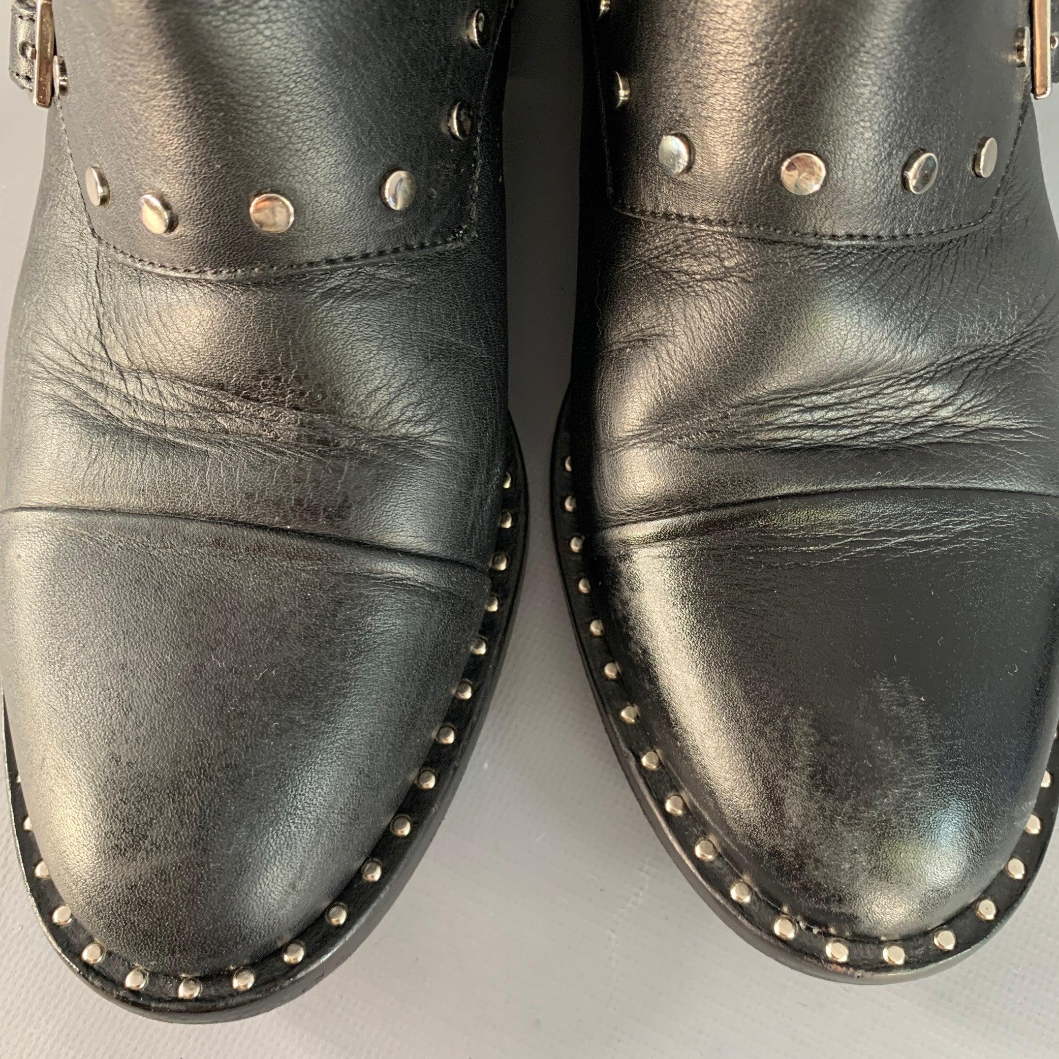 JIMMY CHOO Taille 7.5 Bottes en cuir noir clouté avec ceinture et fermeture à glissière latérale en vente 4