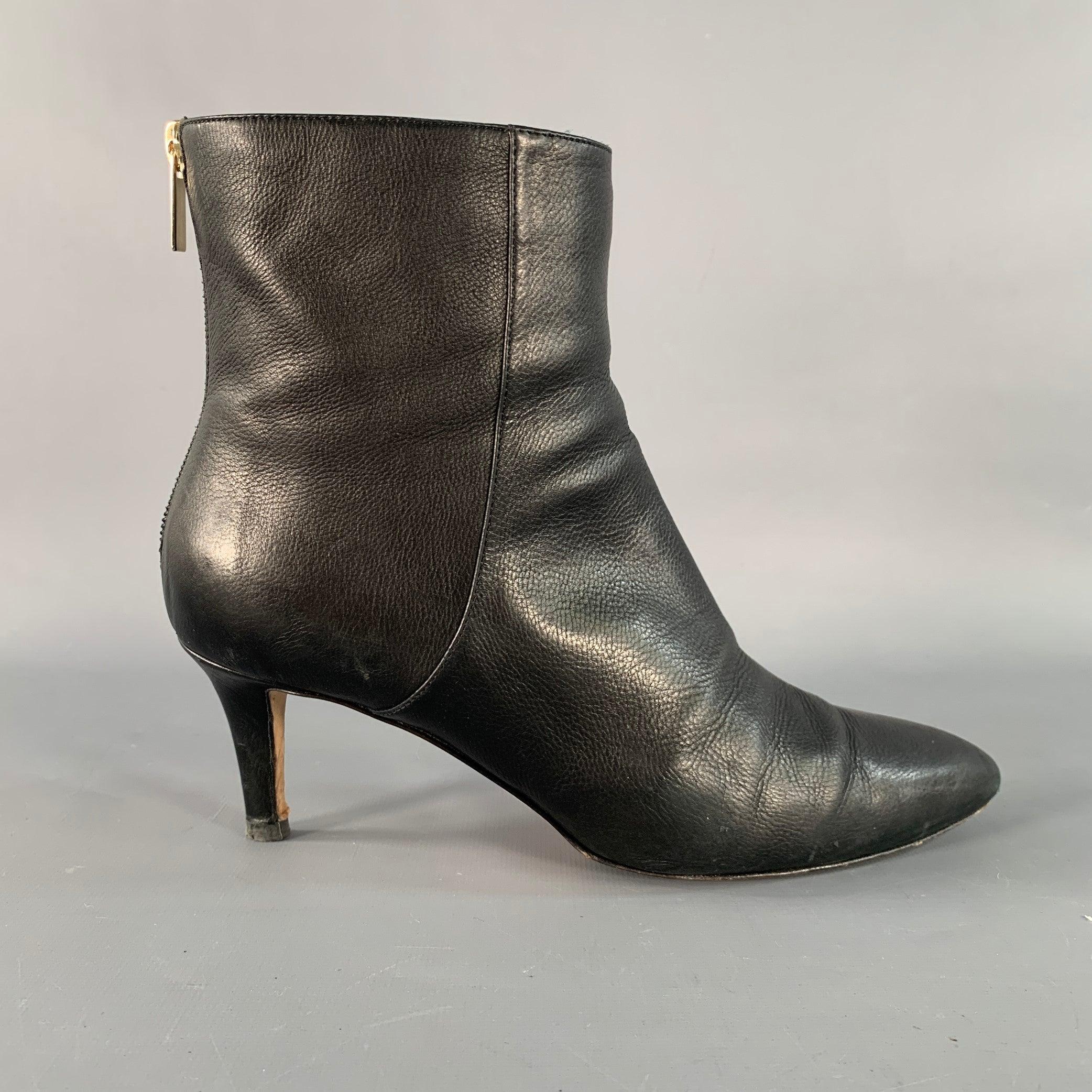 Stivali di Jimmy Choo in pelle nera con grana a ciottoli, chiusura con cerniera posteriore e tacco a spillo. Viene fornito con la scatola. Made in Italy.Ottime condizioni di usato. 

Contrassegnato:   38 

Misure: 
  Tacco: 2,75 pollici  
  
  
