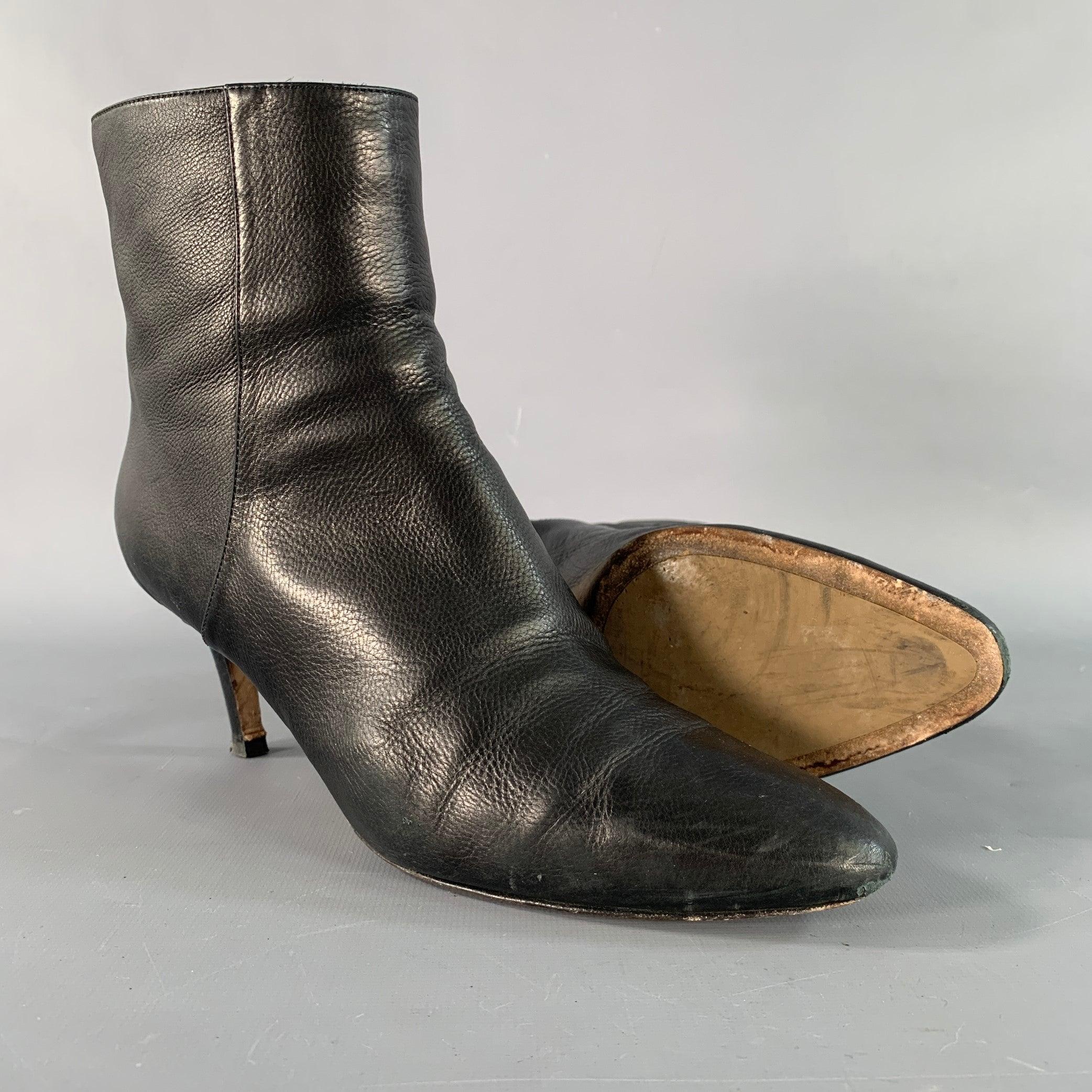 JIMMY Choo Taglia 8 Stivali con zip posteriore in pelle nera e grana di ciottoli in vendita 1