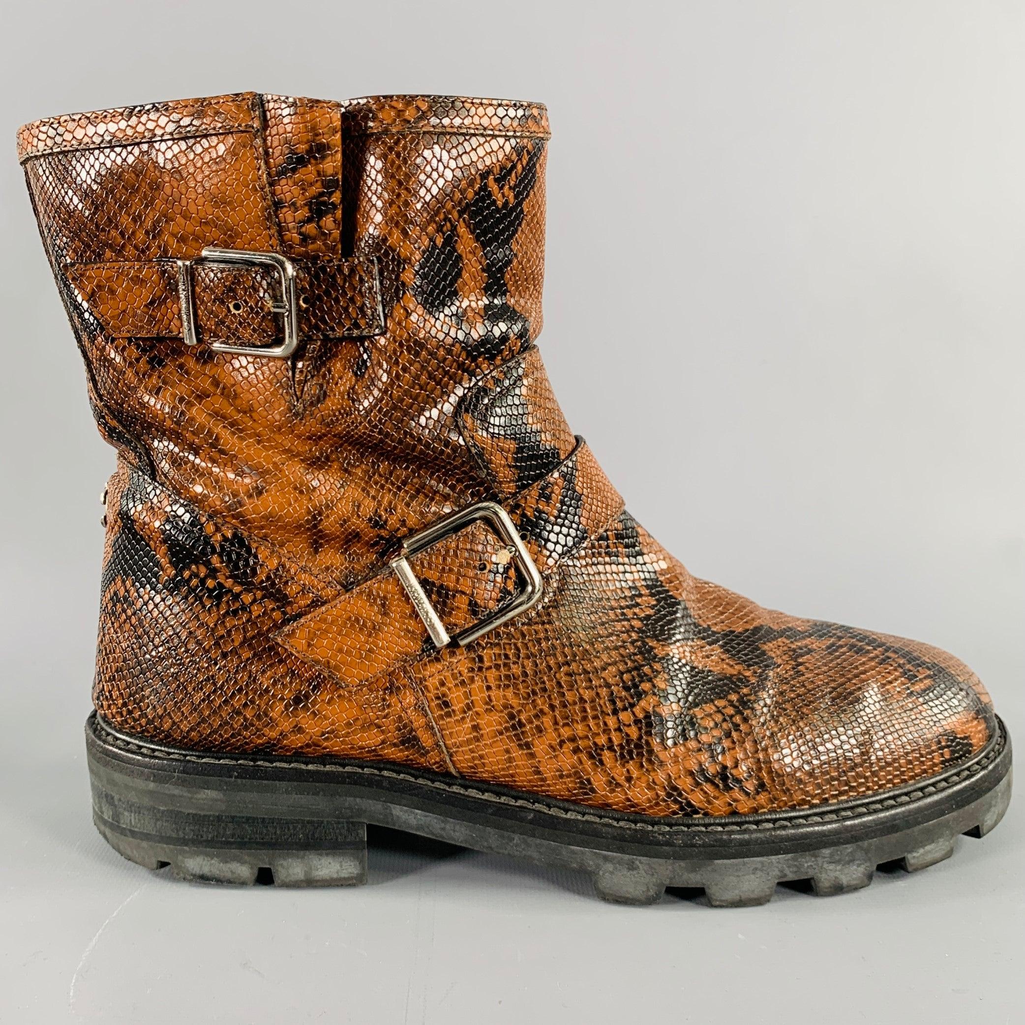 Stivali Jimmy Choo
in pelle di serpente marrone e nera con due fibbie in pelle color argento, suola in gomma e chiusura a strappo. Made in Spainches Eccellente condizione di usato. 

Contrassegnato:   IT 42 

Misure: 
  Lunghezza: 11,25 pollici