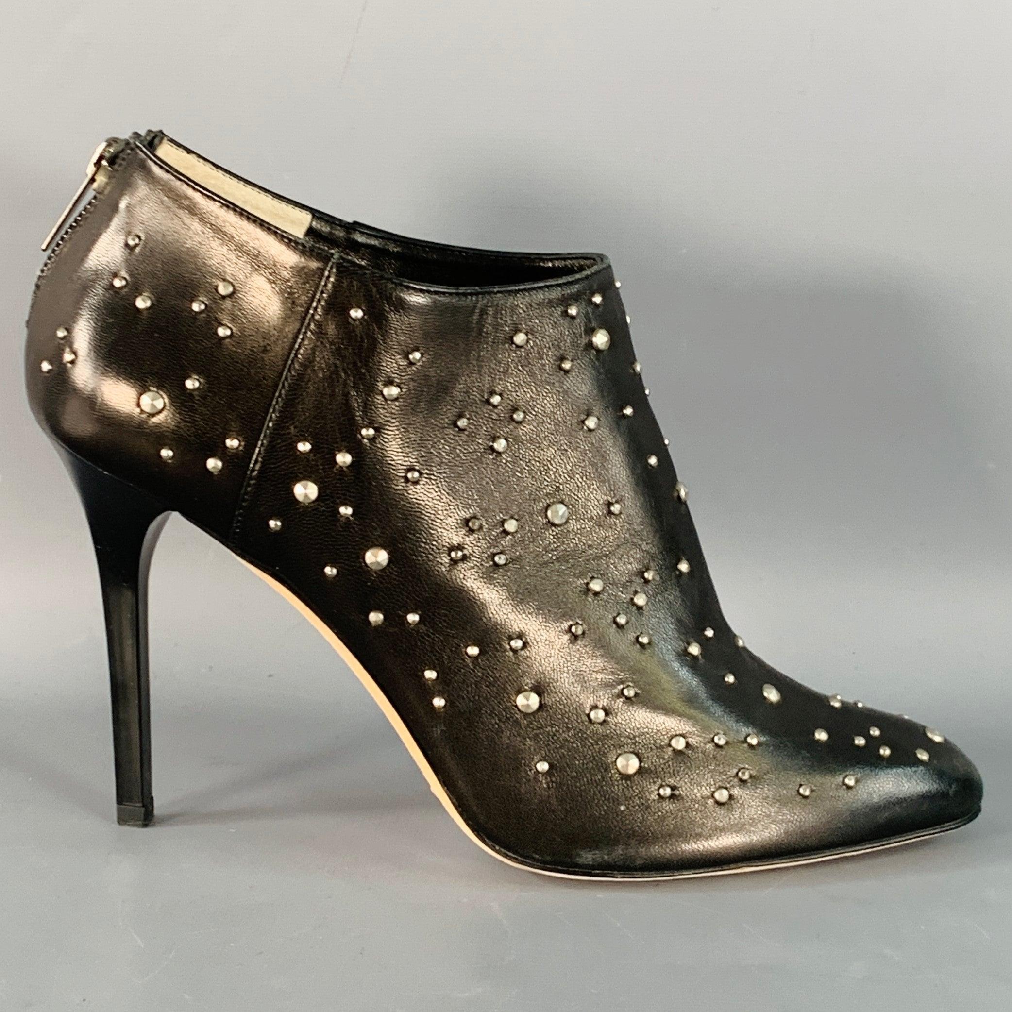 Bottines JIMMY CHOO
en cuir noir, avec un design clouté, un talon aiguille et une fermeture zippée à l'arrière. Fabriqué en Italie. Excellent état.  

Marqué :   IT 39,5 

Mesures : 
  Longueur : 8.5 pouces Largeur : 3 pouces Hauteur (avec talon) :