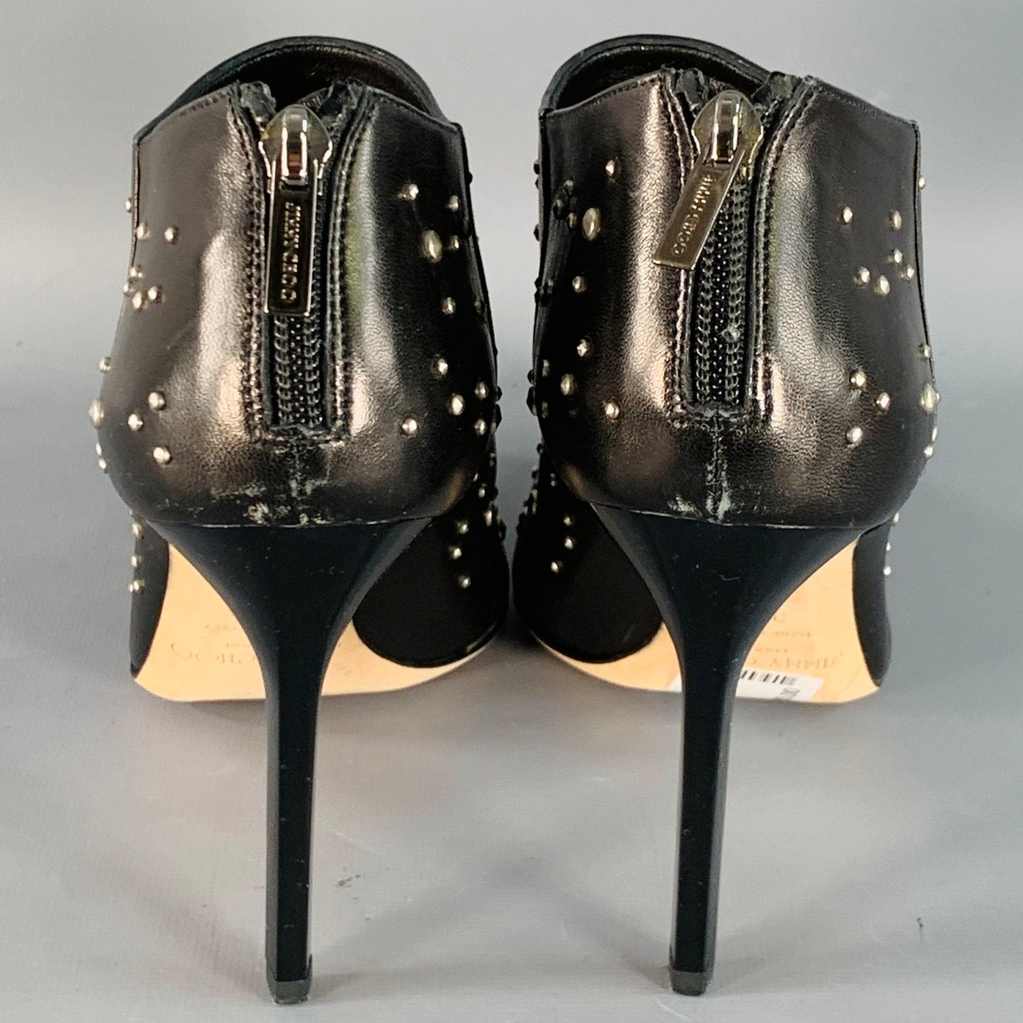 Noir JIMMY CHOO Taille 9.5 Bottes en cuir noir clouté avec fermeture éclair arrière et talon aiguille en vente