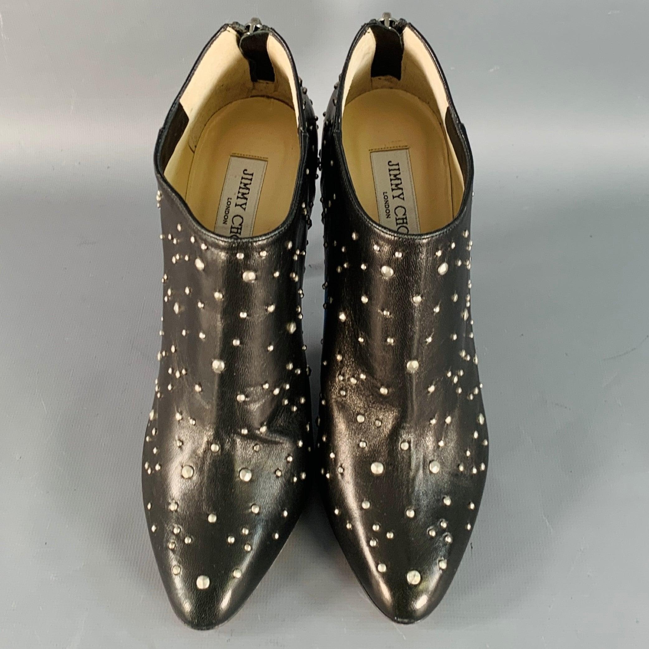 JIMMY CHOO Taille 9.5 Bottes en cuir noir clouté avec fermeture éclair arrière et talon aiguille Excellent état - En vente à San Francisco, CA
