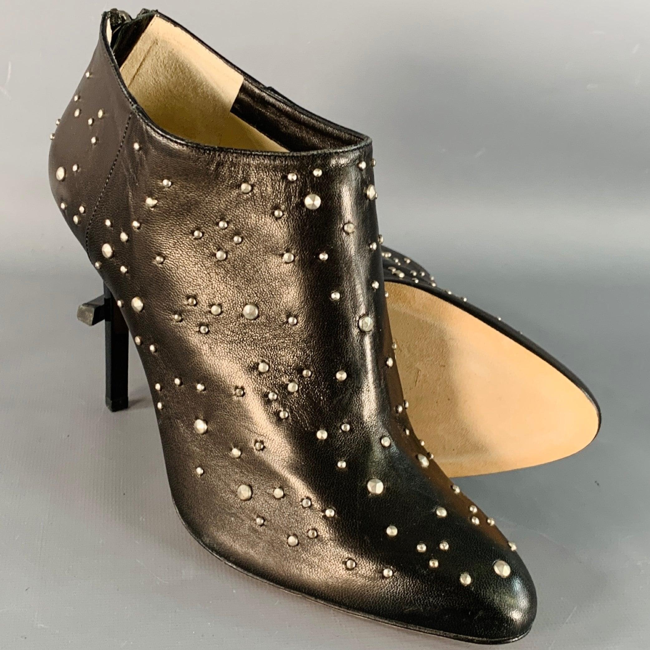 JIMMY CHOO Taille 9.5 Bottes en cuir noir clouté avec fermeture éclair arrière et talon aiguille Pour femmes en vente