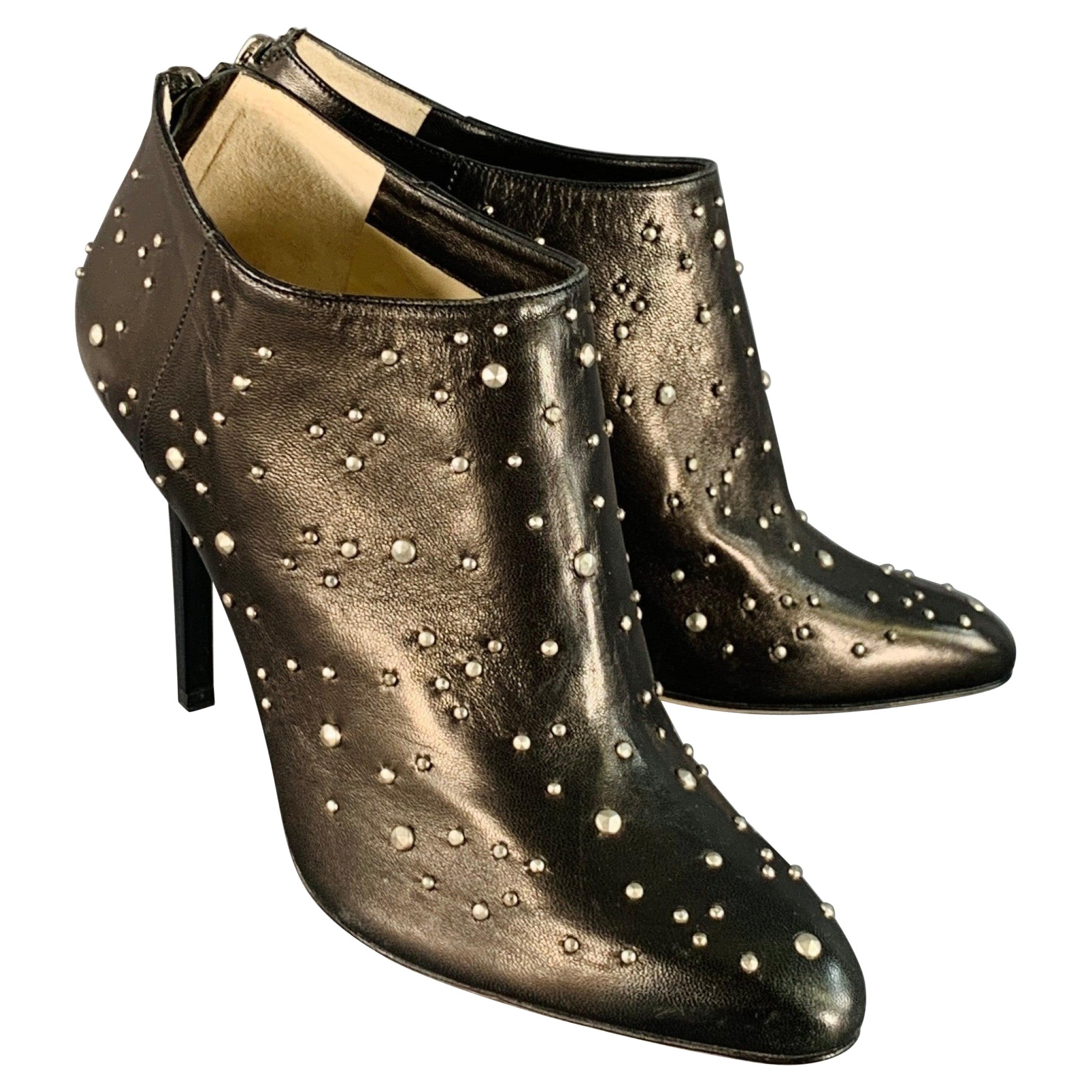 JIMMY CHOO Taille 9.5 Bottes en cuir noir clouté avec fermeture éclair arrière et talon aiguille en vente