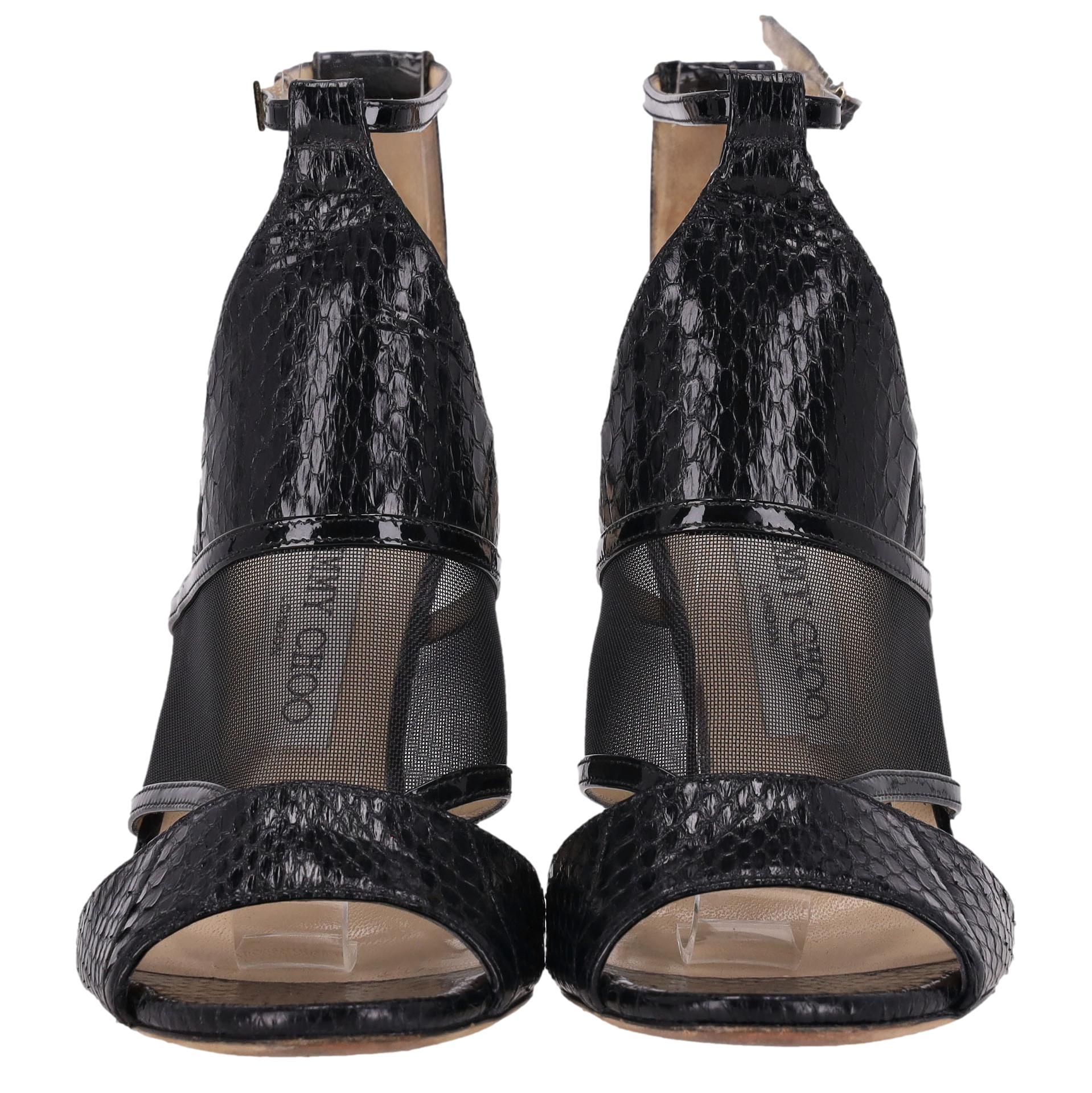 Jimmy Choo - Sandales en maille et peau de serpent

Sandales noires conçues avec des empiècements en peau de serpent et en maille.

Il est doté d'une fine bride à la cheville, d'une fermeture à boucle et d'un talon aiguille.

Rrp Approx.