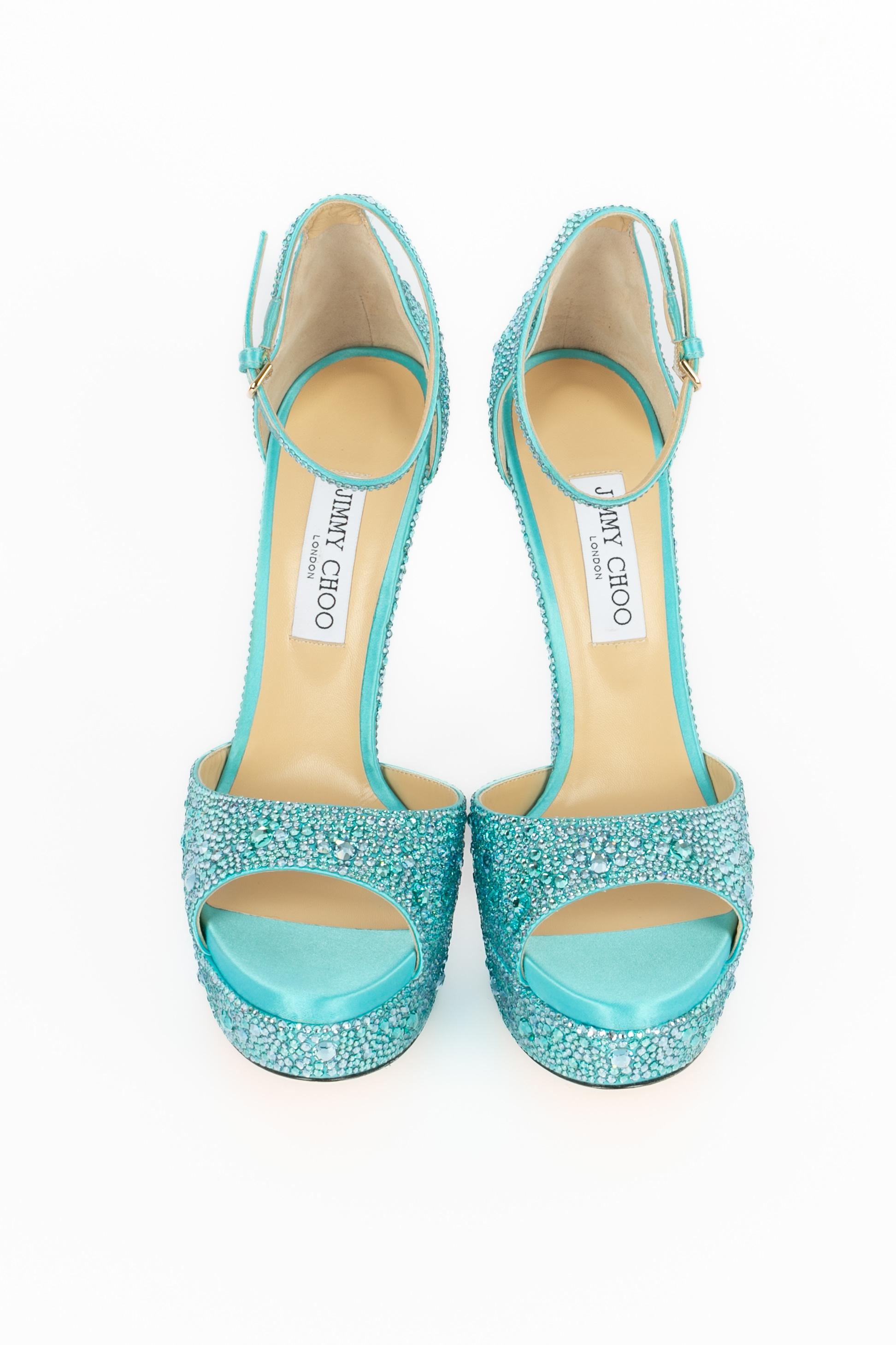 JIMMY CHOO - (Made in Italy) Tacones de aguja de plataforma de stin azul adornados con strass de diferentes tamaños. Brida de tobillo. Plantilla de piel. Talla 40FR.

Estado:
Muy buen estado

Dimensiones:
Altura del tacón: 16 cm

SKU:CH116