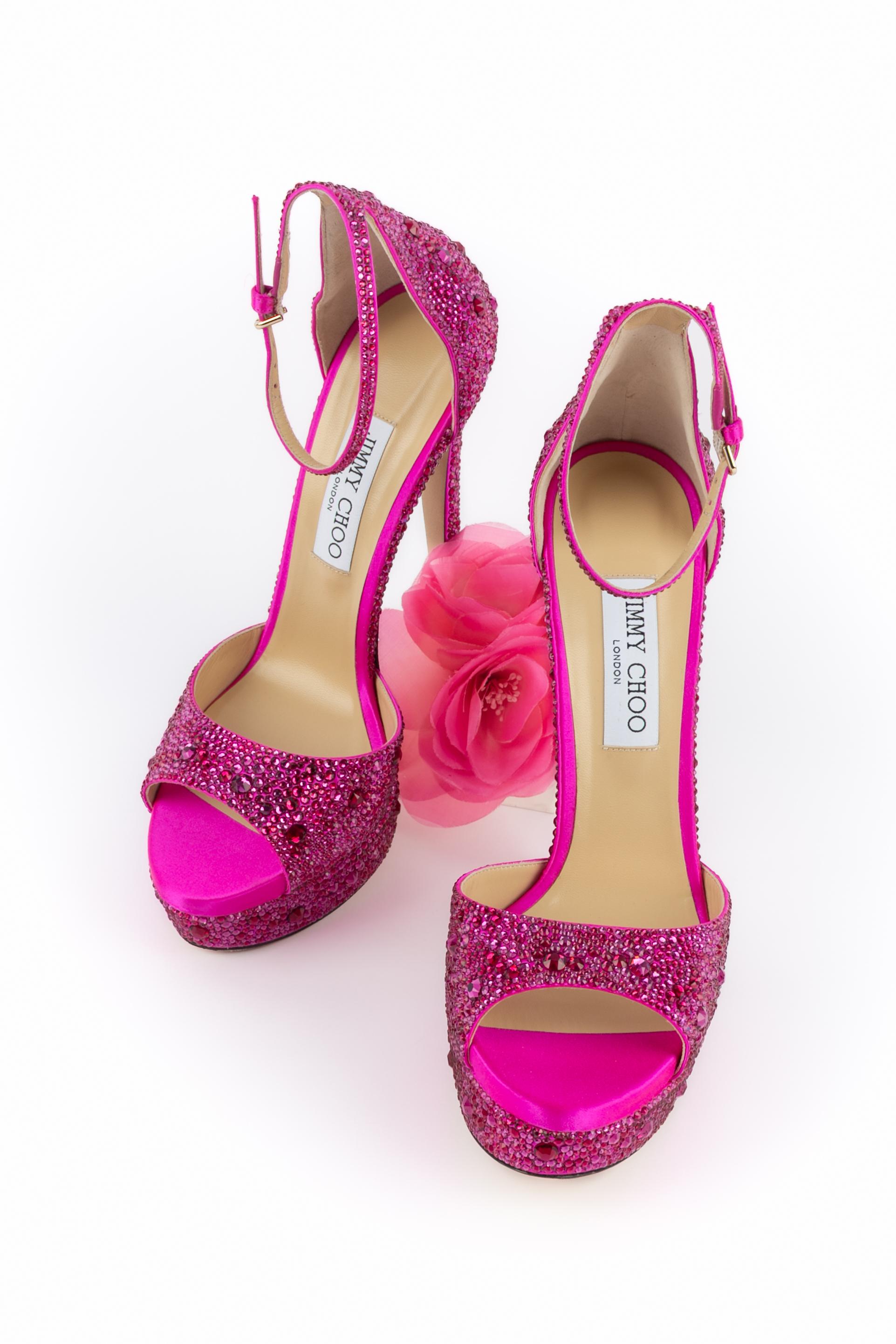 JIMMY CHOO - (Made in Italy) Tacchi a spillo con plateau in raso rosa ornati da strass di diverse dimensioni, punte aperte e briglie da polso. Soletta in pelle. Taglia 40FR.

Condizioni:
Ottime condizioni

Dimensioni:
Altezza tacco: 17 cm - Plateau: