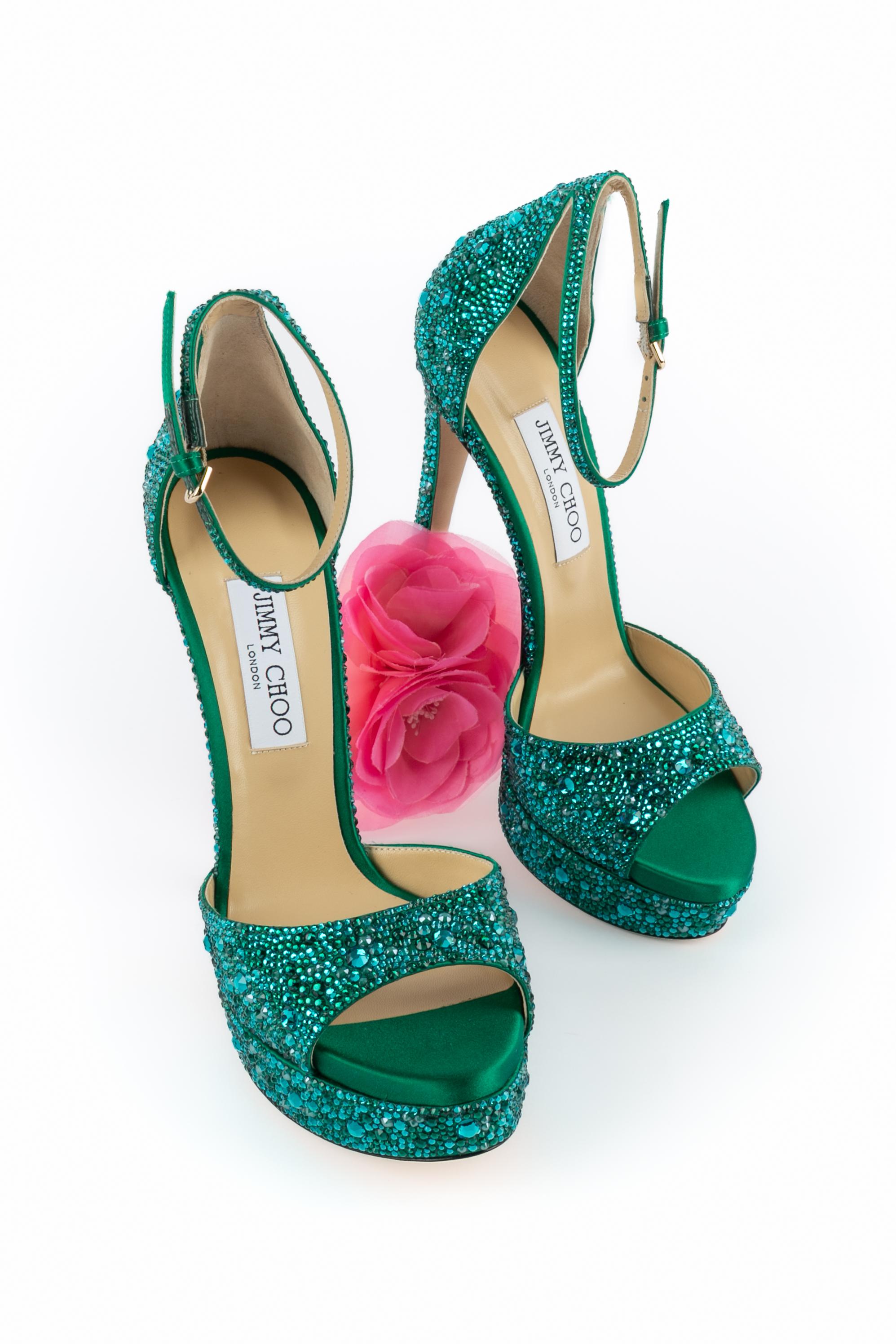 Jimmy Choo - (Made in Italy) Tacchi a spillo con plateau in raso verde ornati da strass di diverse dimensioni, punte aperte e briglie da polso. Soletta in pelle. Taglia 40FR.

Condizioni:
Ottime condizioni

Dimensioni:
Altezza tacco: 17 cm -