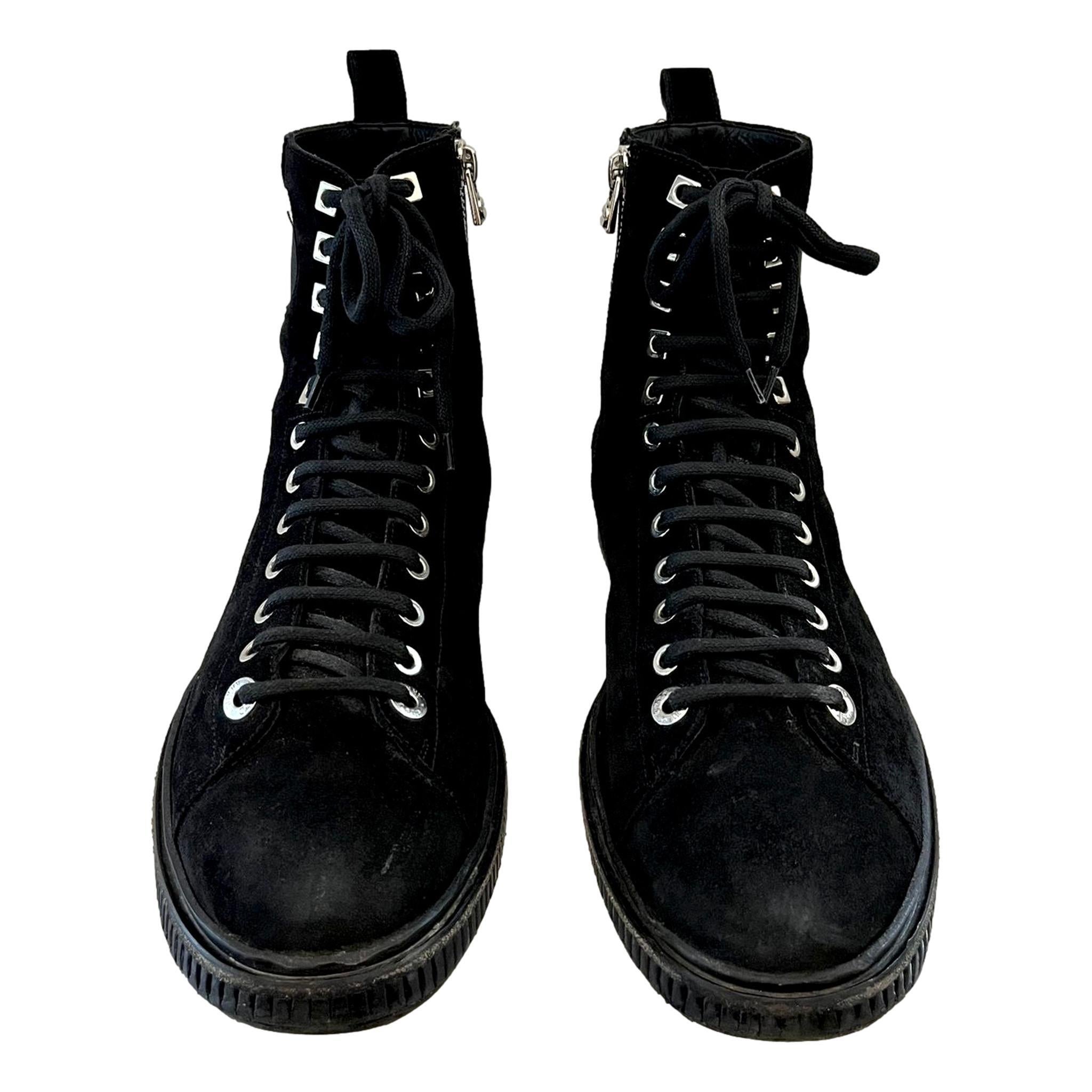 Jimmy Choo - Bottes et baskets en daim

Bottes noires en daim, à lacets sur le devant.

Elles sont dotées d'une fermeture éclair latérale argentée, d'un bout rond et d'une semelle intermédiaire texturée.

Taille - 42

Condit - Bon