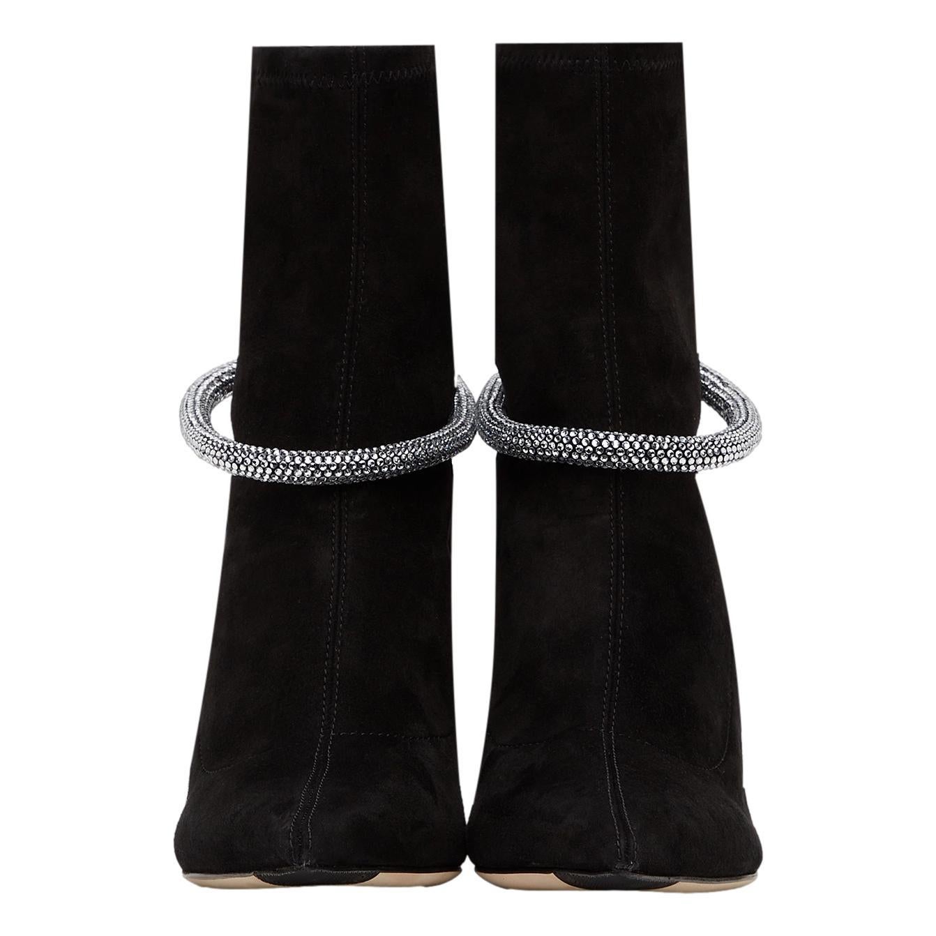 Jimmy Choo - Bottines 'LeRoyer' en daim avec ornements

Bottes en daim noir, de style chaussette, ornées d'une bride de cheville ornée de cristaux.

Il est doté d'un bout pointu et d'un talon aiguille. 

Rrp Approx. £1,050

Taille - 39

Condit -