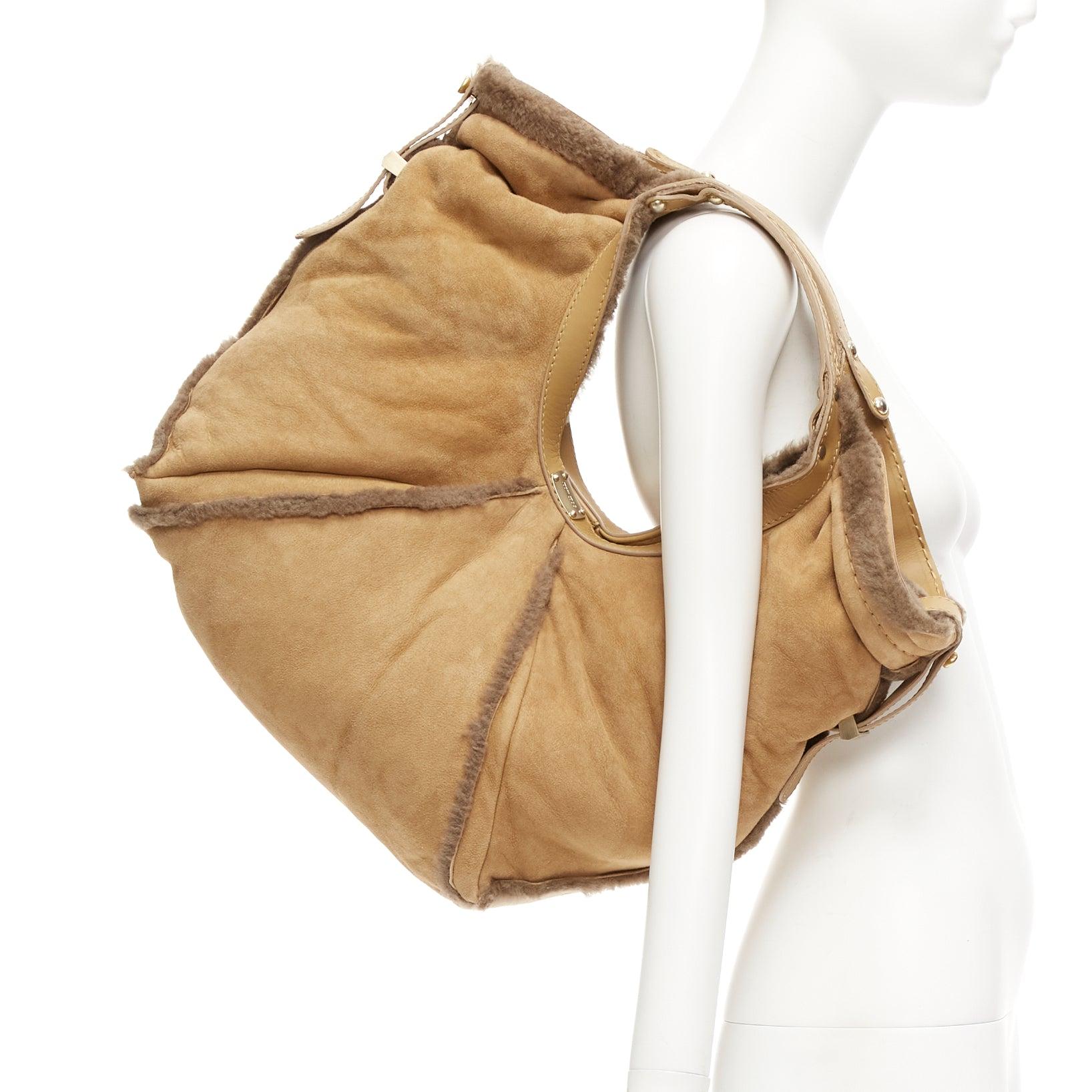 JIMMY CHOO Sylvia brown suede shearling fur hobo tote bag
Reference: TGAS/E00004
Brand: Jimmy Choo
Model: Sylvia
Material: Suede, Shearling
Color: Brown
Pattern: Solid
Closure: Snap Buttons
Lining: Brown Shearling
Extra Details: Tan shearling Jimmy