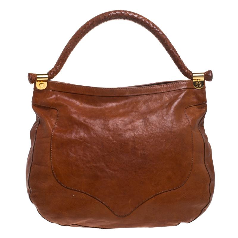 On some days, all one needs is a striking bag to create a winning look, like this creation from Jimmy Choo. It has a modern design with a leather exterior covered in a tan hue. The interior has enough space to carry the things you cannot do without.