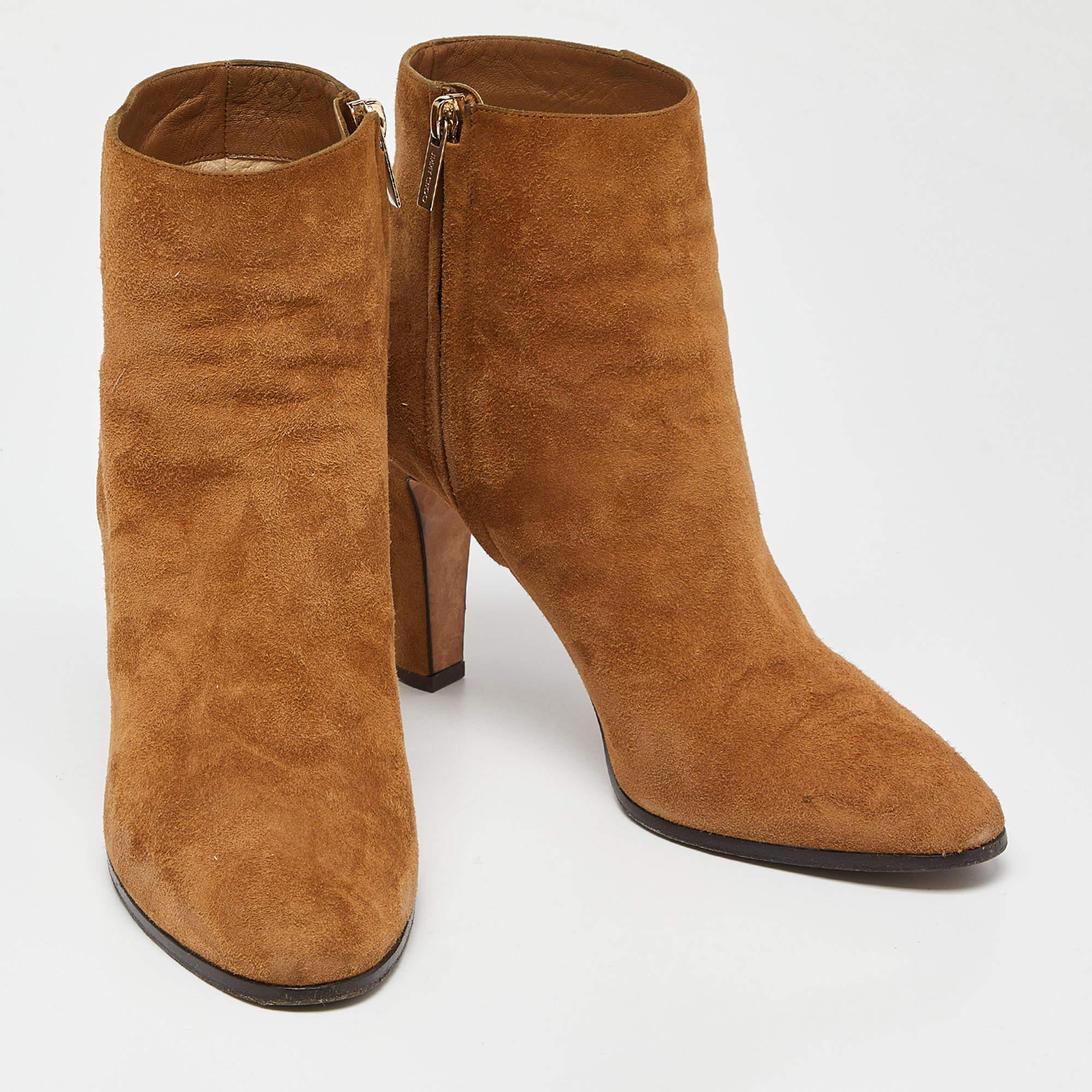 Jimmy Choo - Bottines longueur cheville en daim brun clair, taille 40,5 État moyen - En vente à Dubai, Al Qouz 2