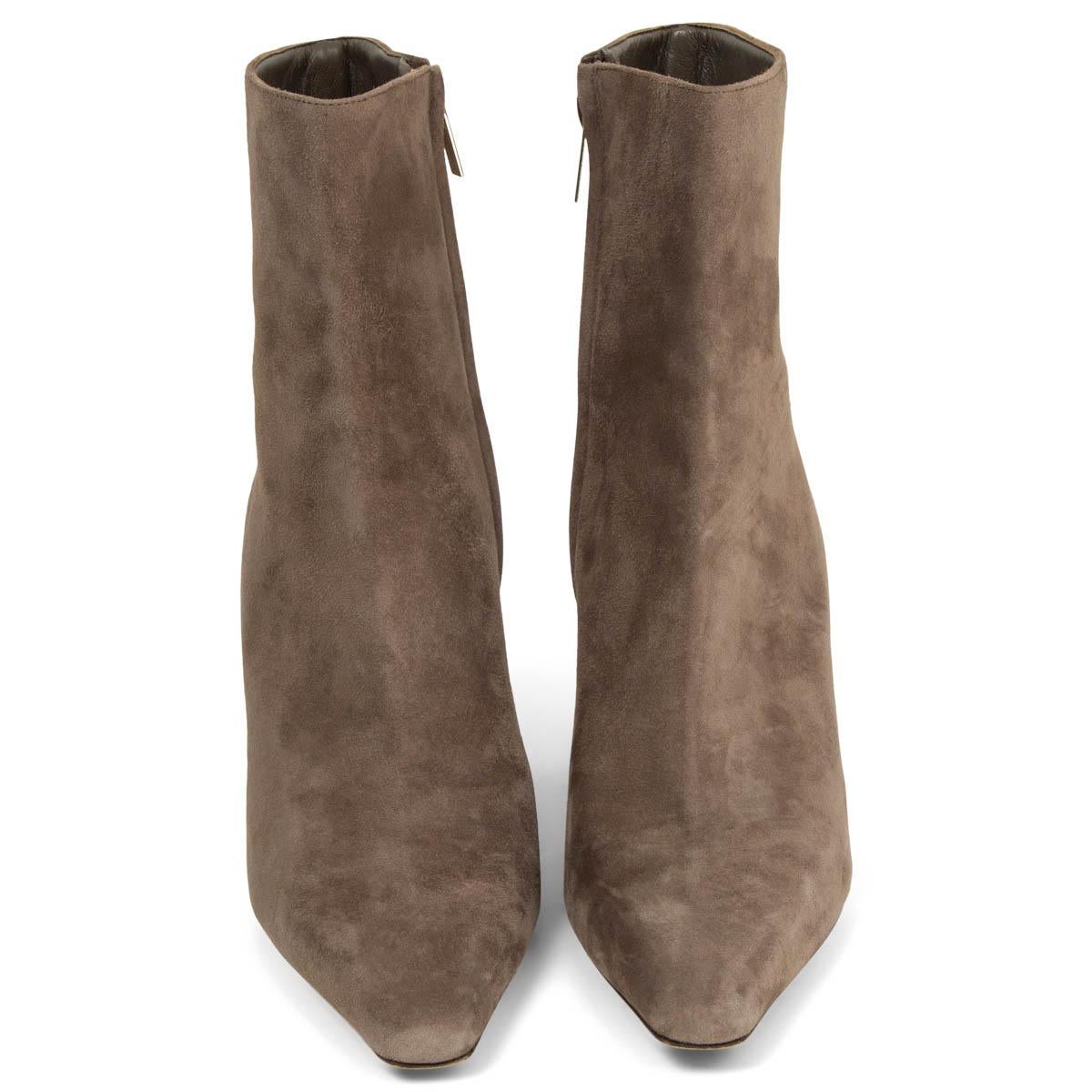 Botines Jimmy Choo Zadie 85 100% auténticos, de piel de ante arcilla. Se abren con una cremallera en el interior y tienen puntera en punta. Se han usado y están en excelentes condiciones. 

Medidas
Tamaño impreso	38
Talla de zapato	38
Suela