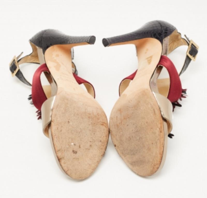 Questi intramontabili sandali con frange di Jimmy Choo Fedora sono destinati a durare stagione dopo stagione. Hanno una vestibilità comoda e finiture di alta qualità.