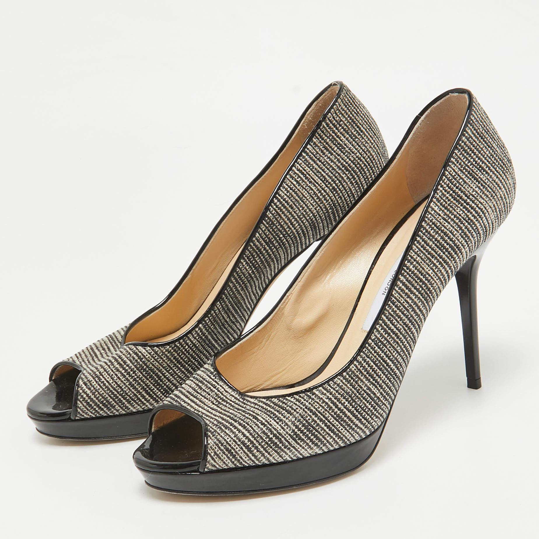 Faites preuve de chic avec ces escarpins de créateur. Ils présentent des talons robustes et des semelles durables, parfaits pour vos sorties à la mode.