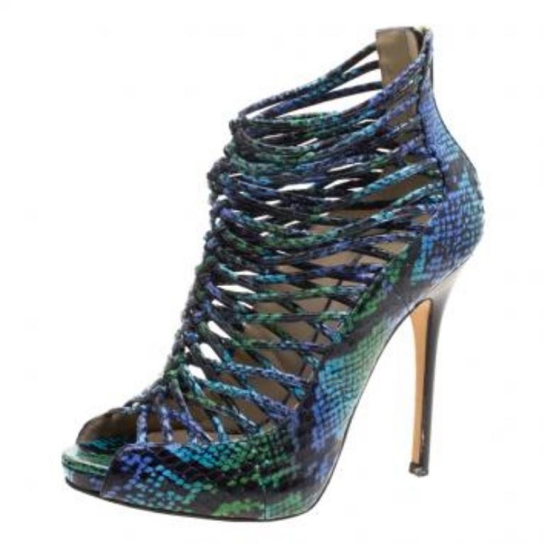 Laissez votre public bouche bée à chaque fois que vous sortez avec ces sandales de Jimmy Choo ! Magnifiquement confectionnées en python et dotées d'un design à lanières, elles présentent un attrait magnifique. La paire porte des orteils ouverts, des