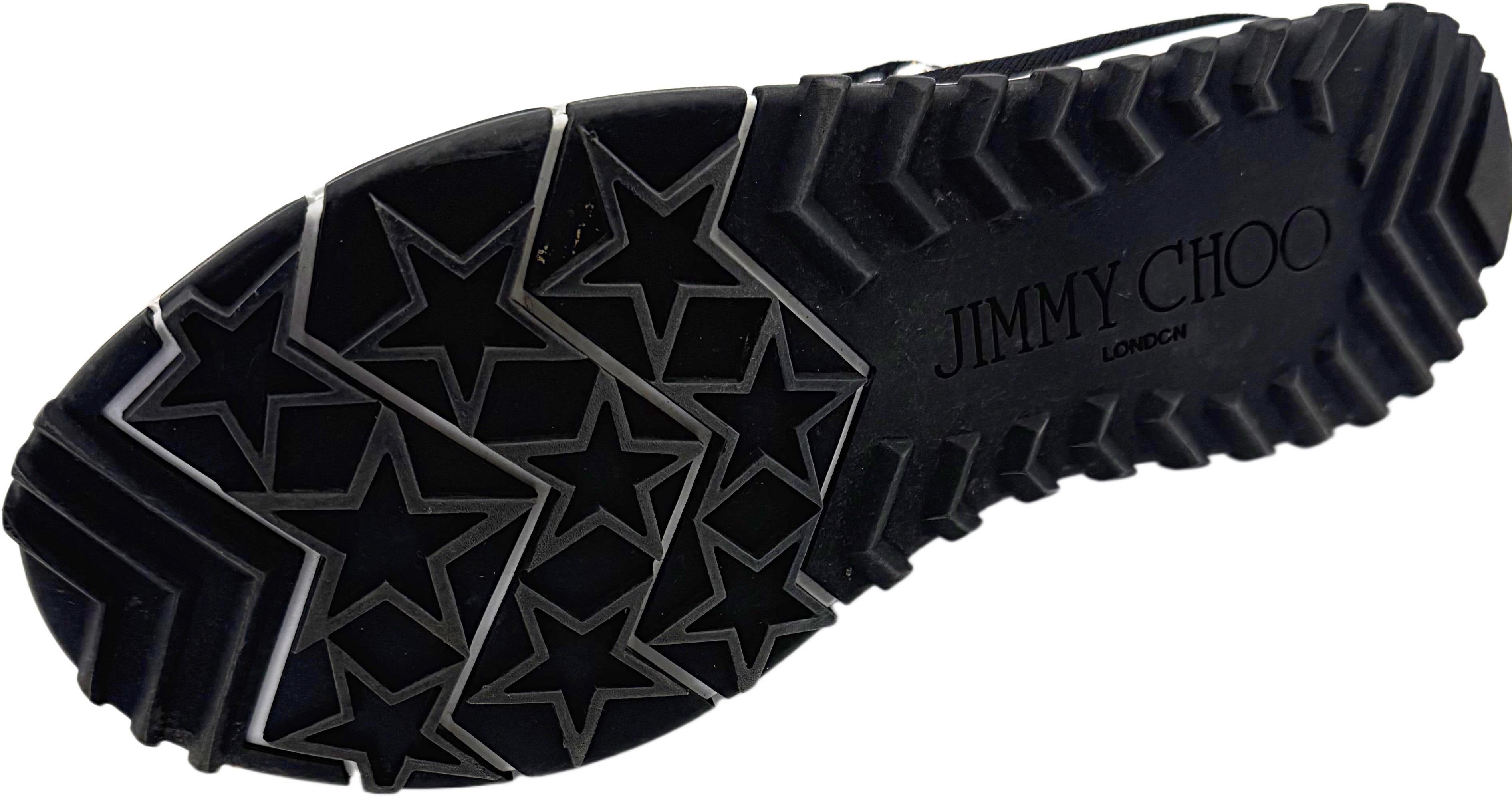 Preciosas y comodísimas zapatillas Jimmy Choo de punto negro con adornos. Simplemente se desliza y se estira para ajustarse. 
Fabricado en Italia
En muy buen estado ( usado dos veces )
Talla marcada 39.5