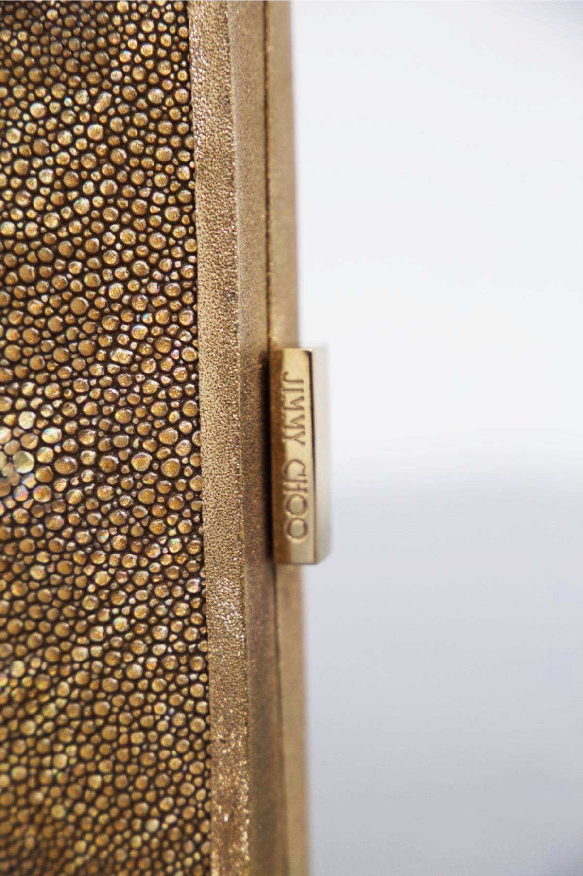 Superbe petit sac à main conçu et marqué Jimmy Choo, datant des années 1990.
MARQUE ORIGINALE.
Le sac à main est un sac à main, très petit, apte à transporter du maquillage.
Il est constitué d'une structure rigide dorée brillante, très élégante. Le
