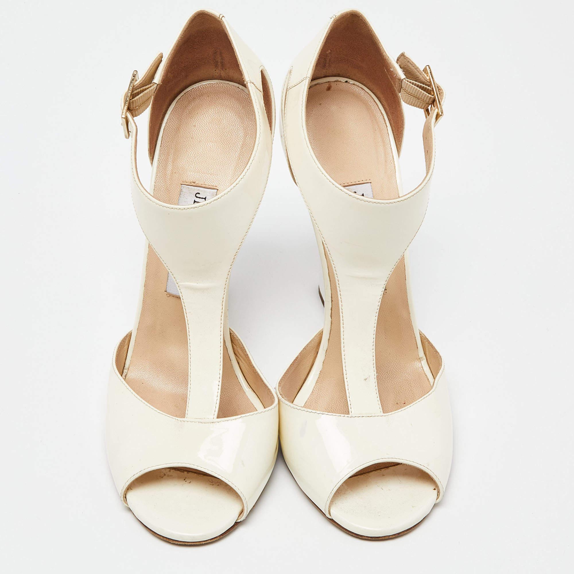 Beige Jimmy Choo - Chaussures à talons compensés en cuir verni blanc/crème avec bride en T - Taille 38,5 en vente