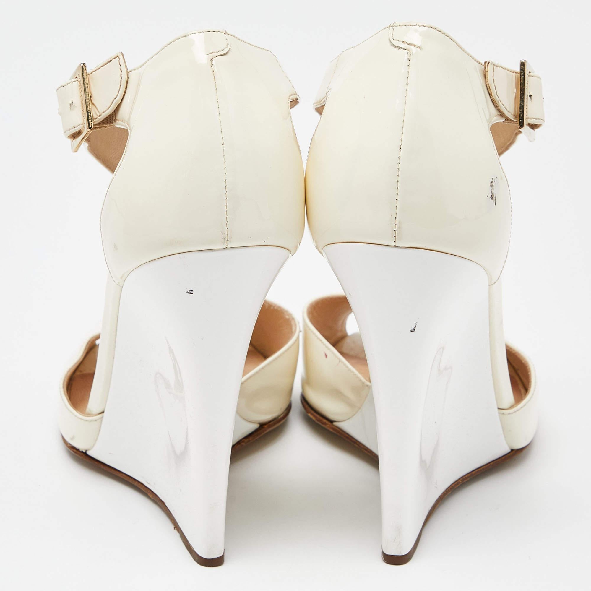 Jimmy Choo - Chaussures à talons compensés en cuir verni blanc/crème avec bride en T - Taille 38,5 Pour femmes en vente