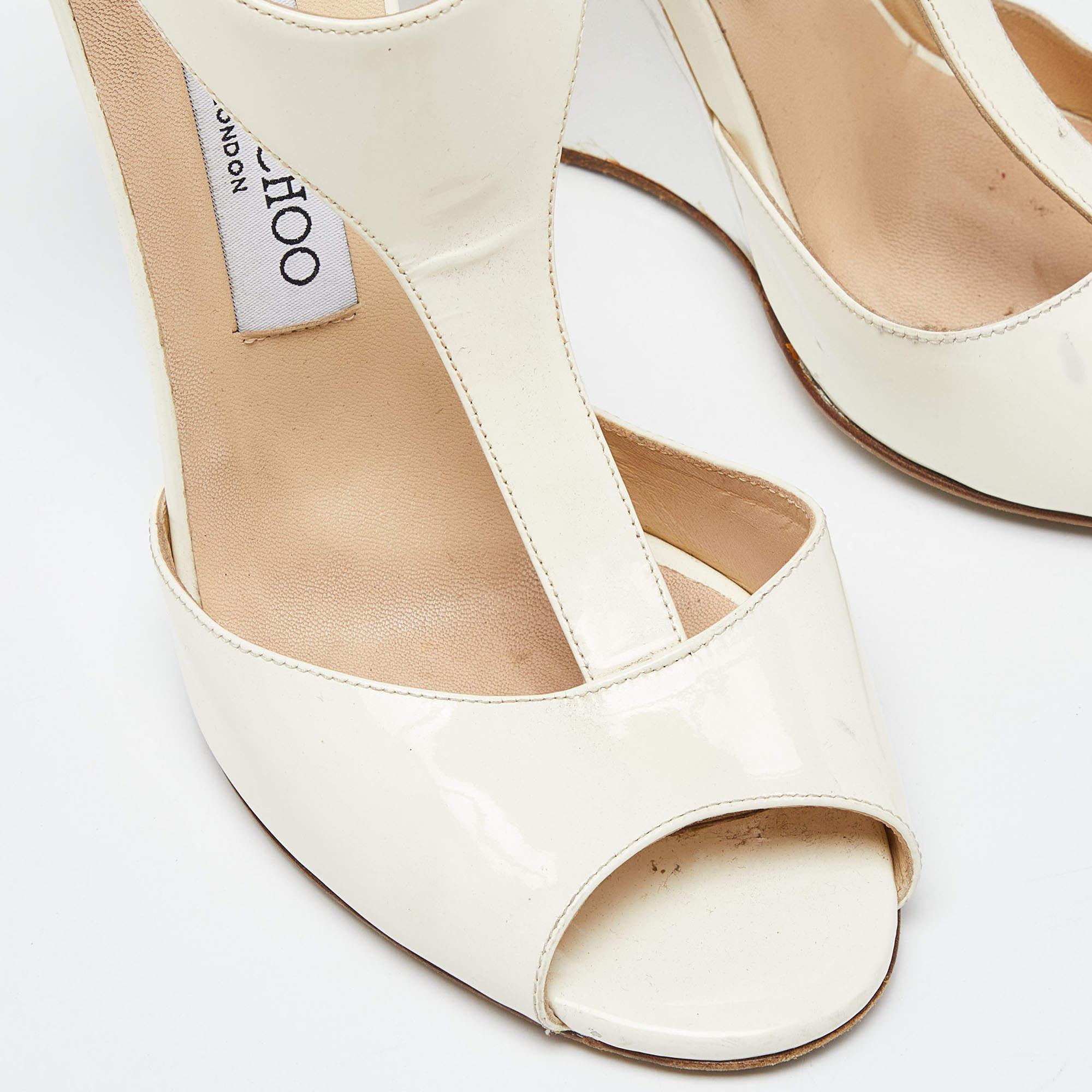 Jimmy Choo - Chaussures à talons compensés en cuir verni blanc/crème avec bride en T - Taille 38,5 en vente 2