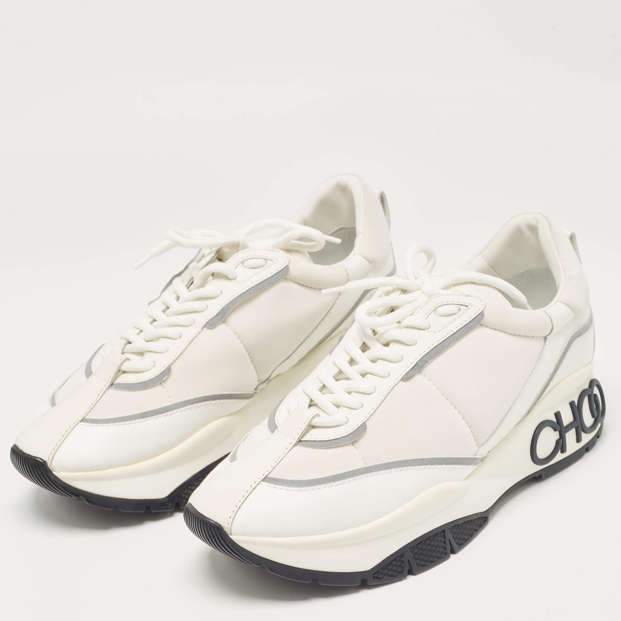 Élevez votre jeu de chaussures avec ces baskets Jimmy Choo. Alliant esthétique haut de gamme et confort inégalé, ces baskets sont un symbole de luxe moderne et de goût impeccable.