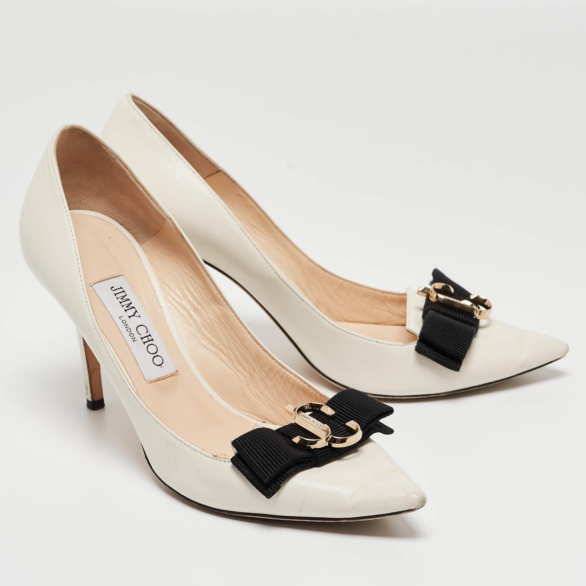 Jimmy Choo White Leather Bow Pointed Toe Pumps Size 39 In Good Condition For Sale In Dubai, Al Qouz 2