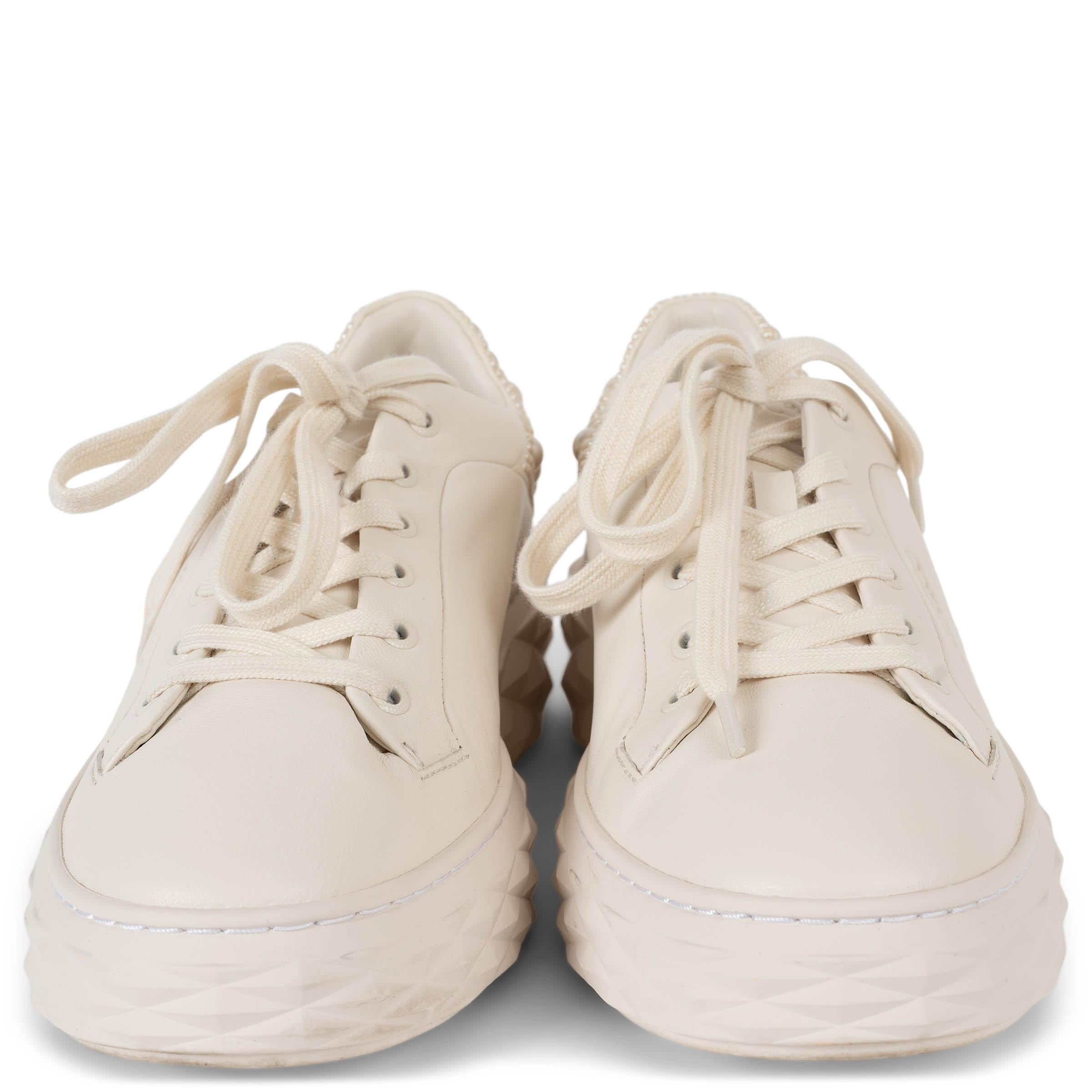 Dieses 100% authentische Paar Jimmy Choo Diamond Maxi Sneakers ist aus cremefarbenem, geschmeidigem Nappaleder gefertigt und definiert Luxusschuhe mit einer gewagten, futuristischen Silhouette neu. Der Clou ist die einzigartige Perlenverzierung auf