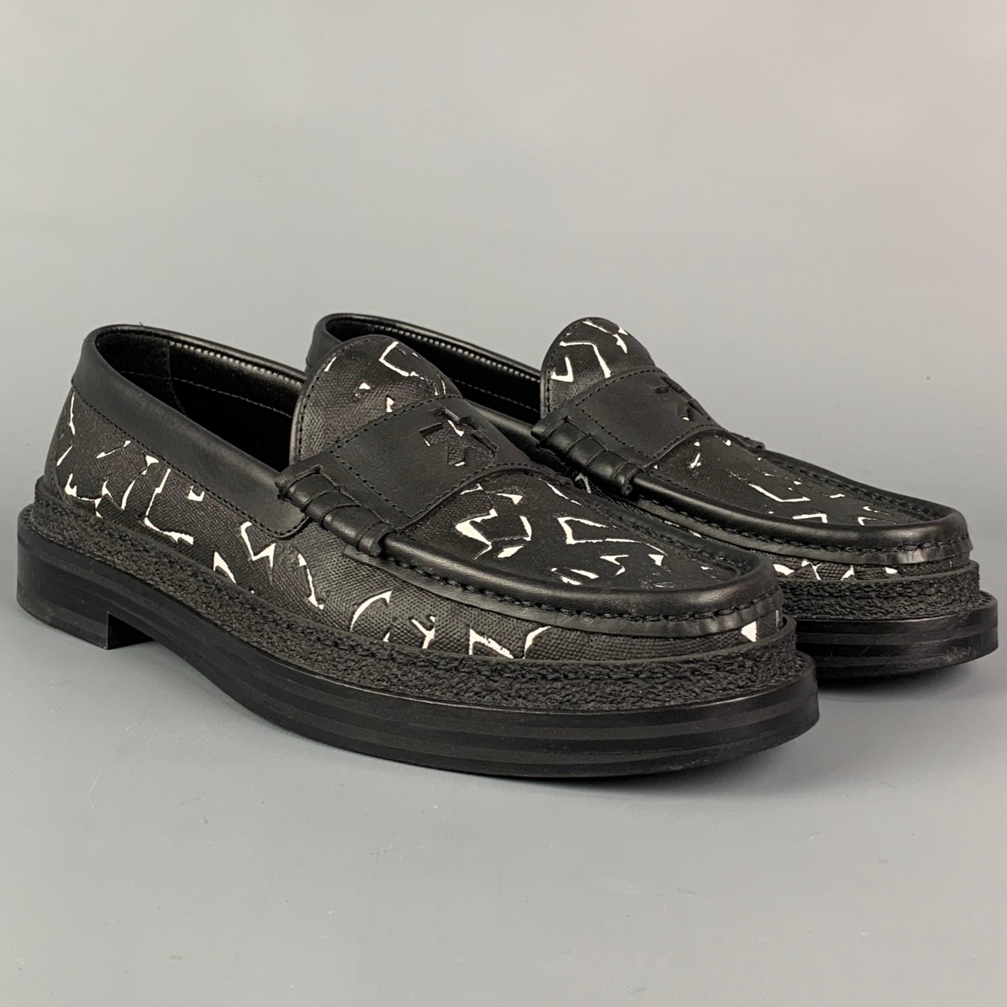 JIMMY CHOO x Eric Haze Collection Curated by Poggy Limited Edition loafers comes in a black & white coated cotton featuring a front strap, slip on, and a leather sole. Hergestellt in Italien. 

Excellent Pre-Owned Condition.
Marked: 37.5
Original
